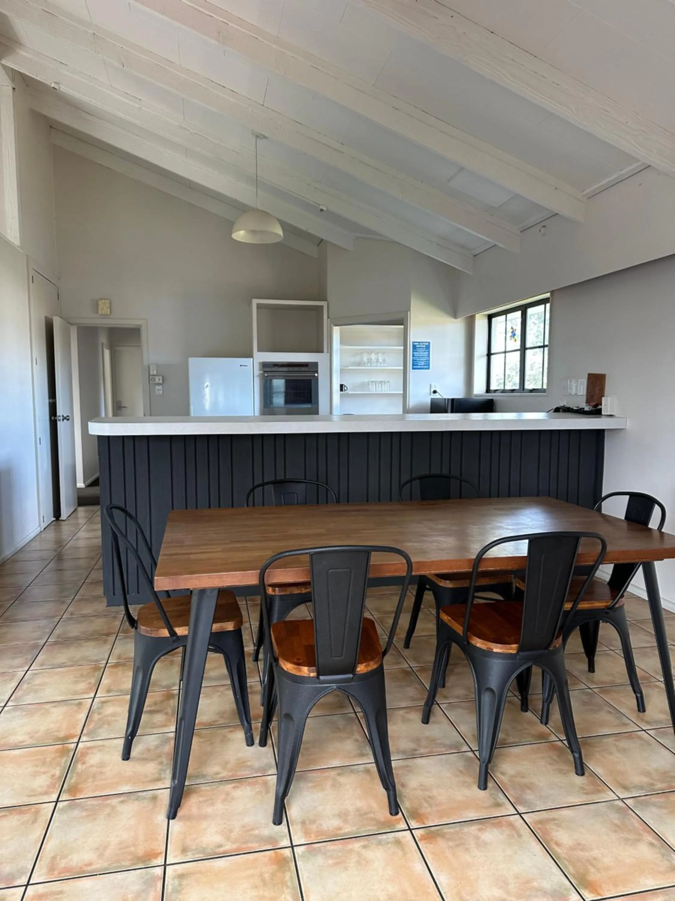Kitchen or kitchenette in Cherylea Motel