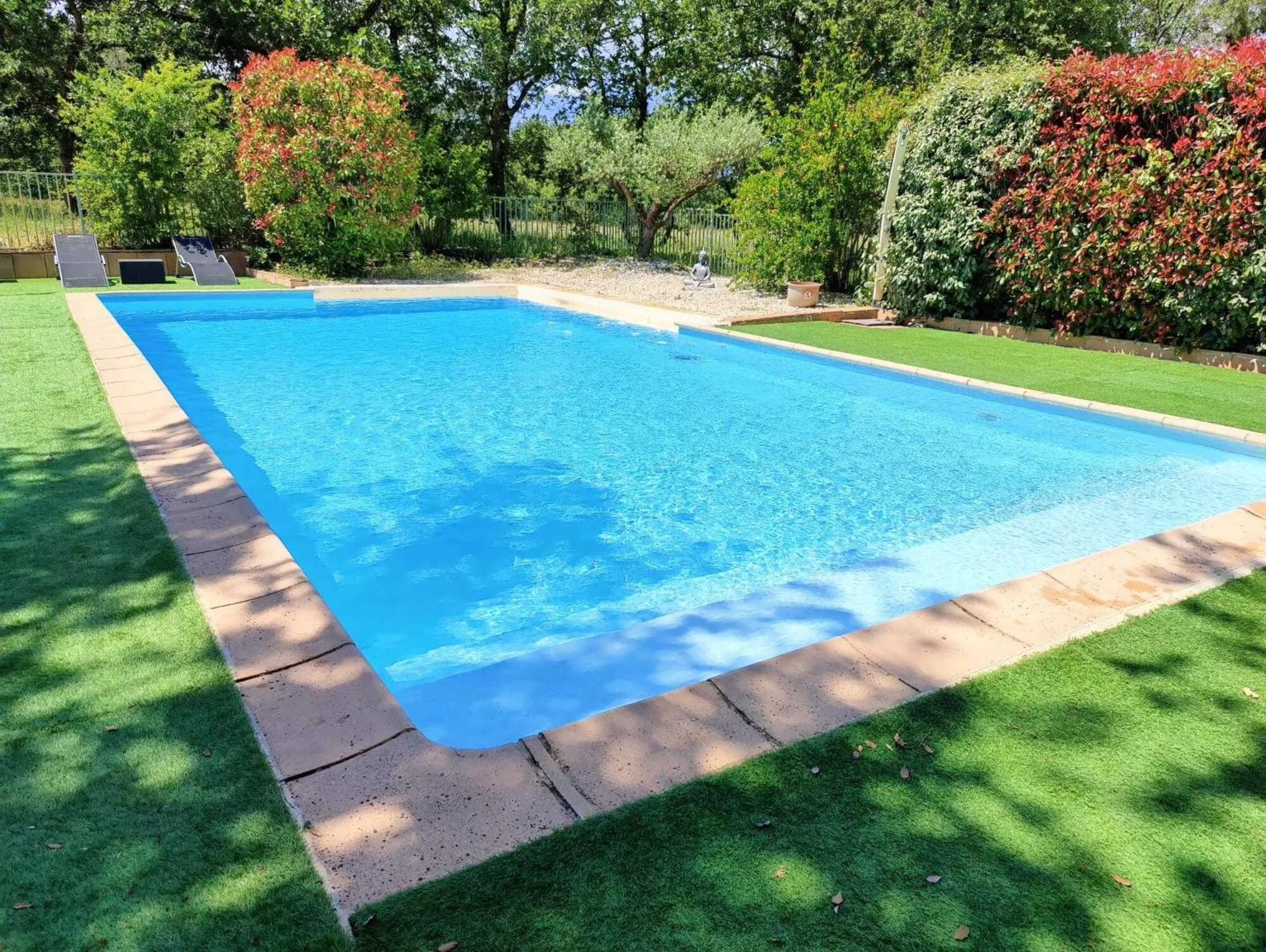 Pool view in Le Mas des Laurels