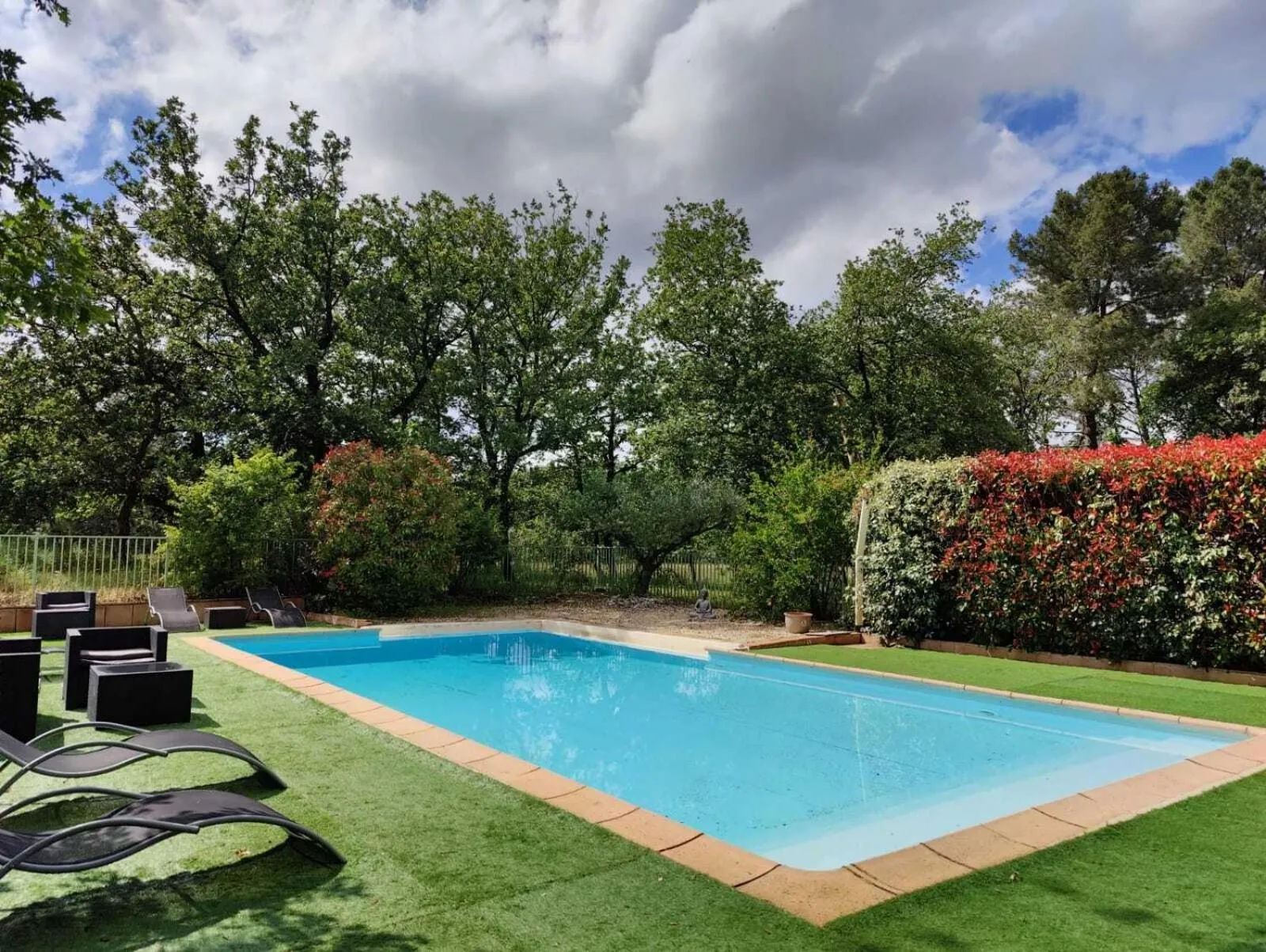 Pool view in Le Mas des Laurels
