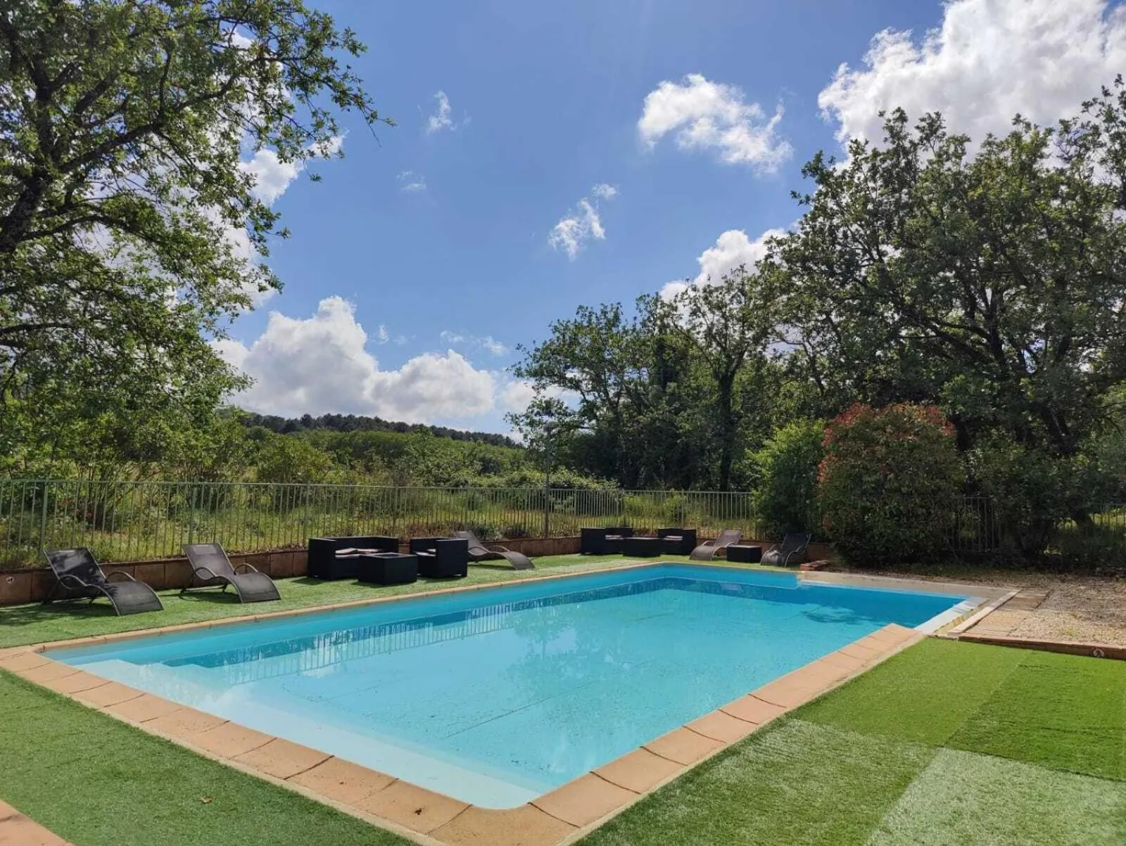 Pool view in Le Mas des Laurels