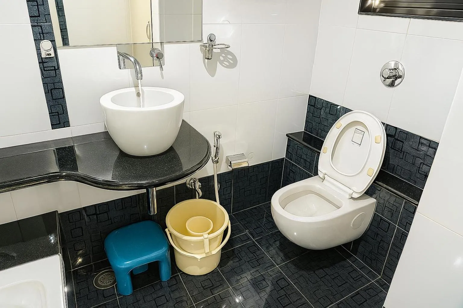 Toilet in Hotel Avon International