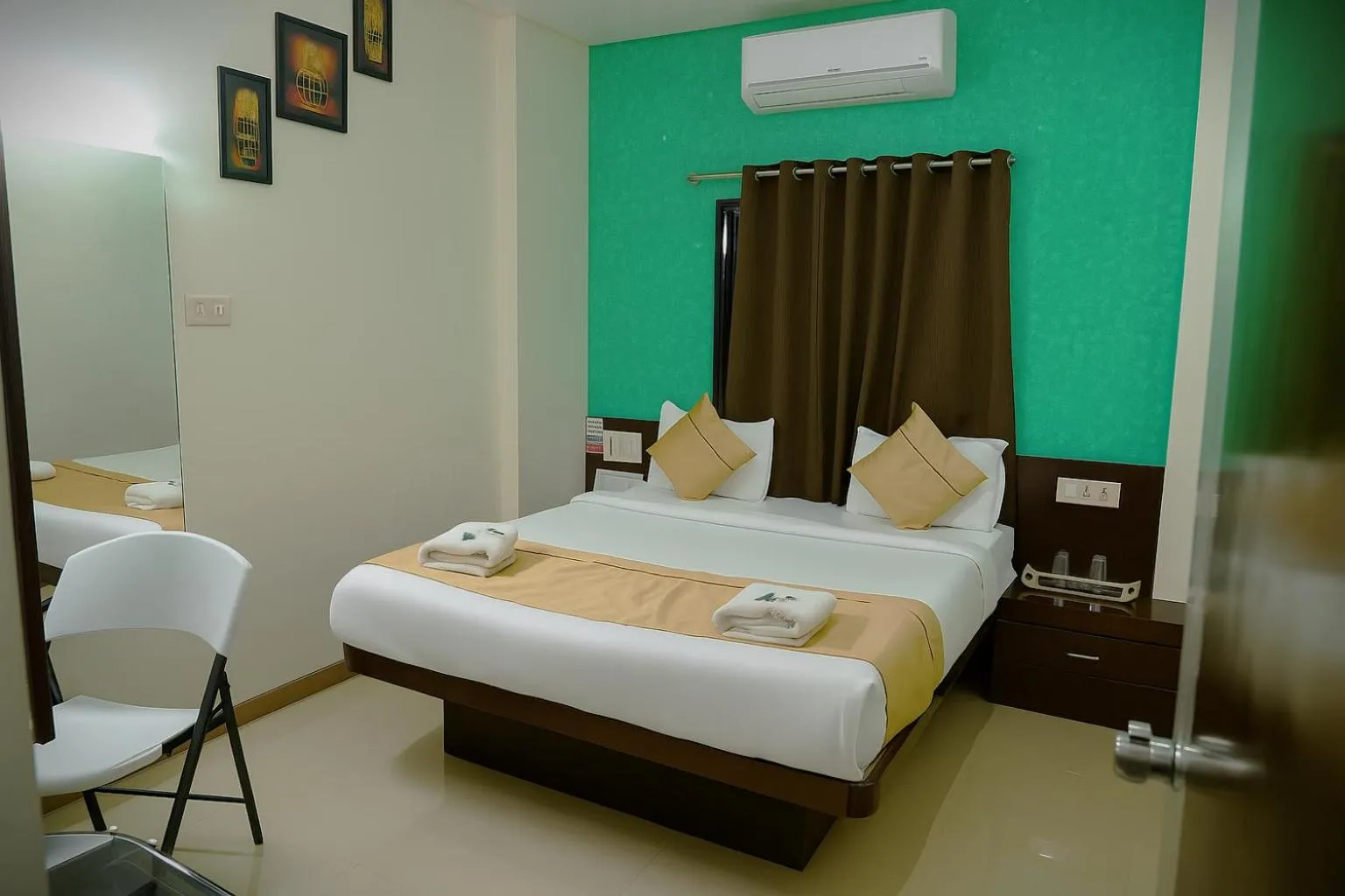 Bed in Hotel Avon International