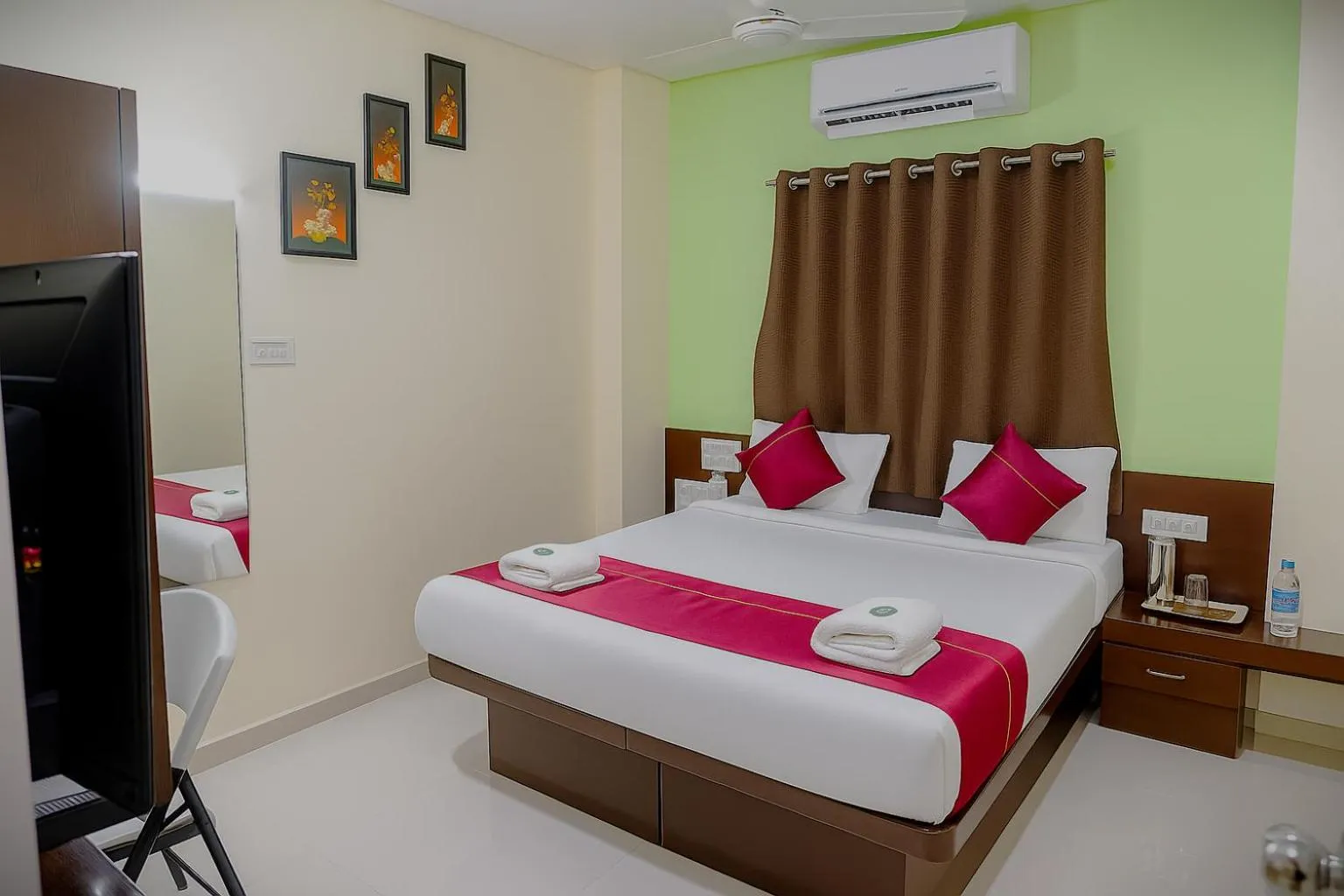 Bed in Hotel Avon International