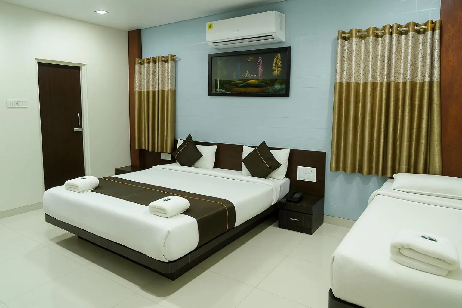 Bed in Hotel Avon International