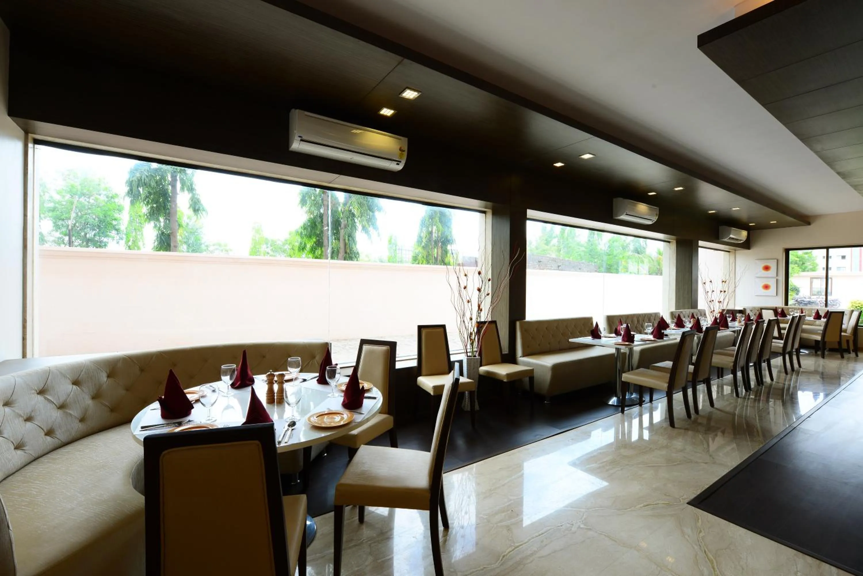 Restaurant/places to eat in JC Castle