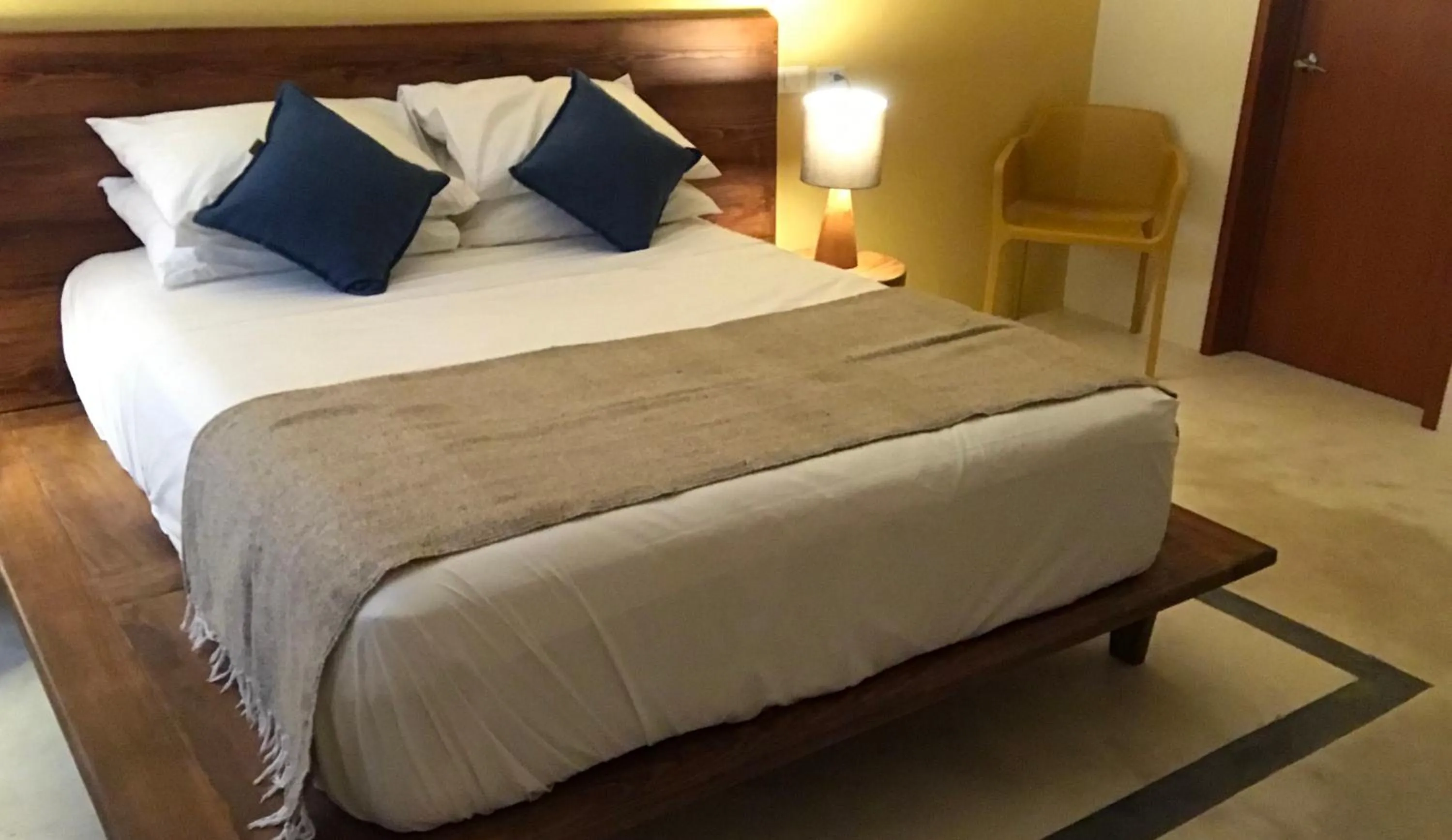 Photo of the whole room, Bed in AURORA