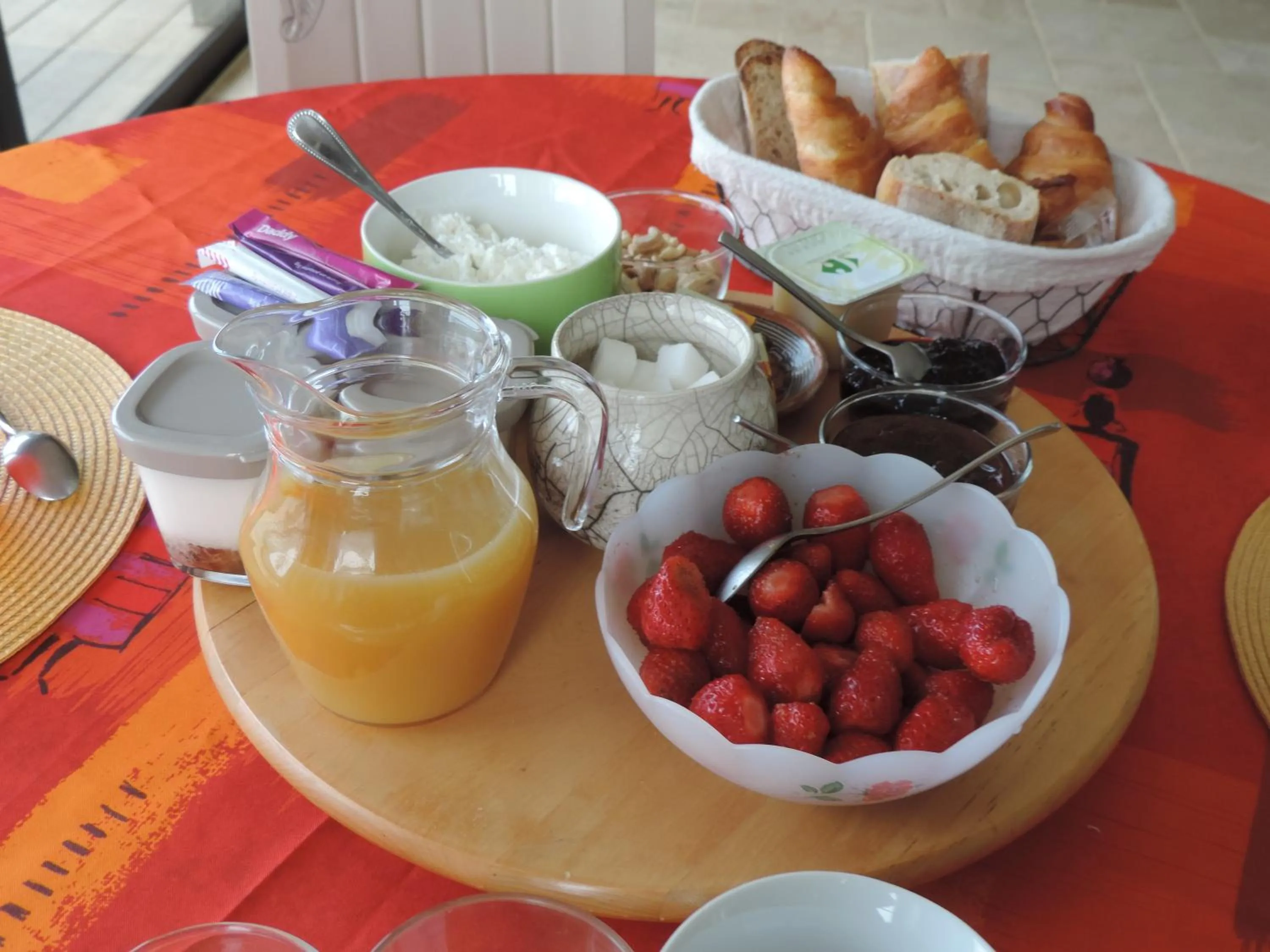 Continental breakfast in Maison d'hôtes Marimpoey