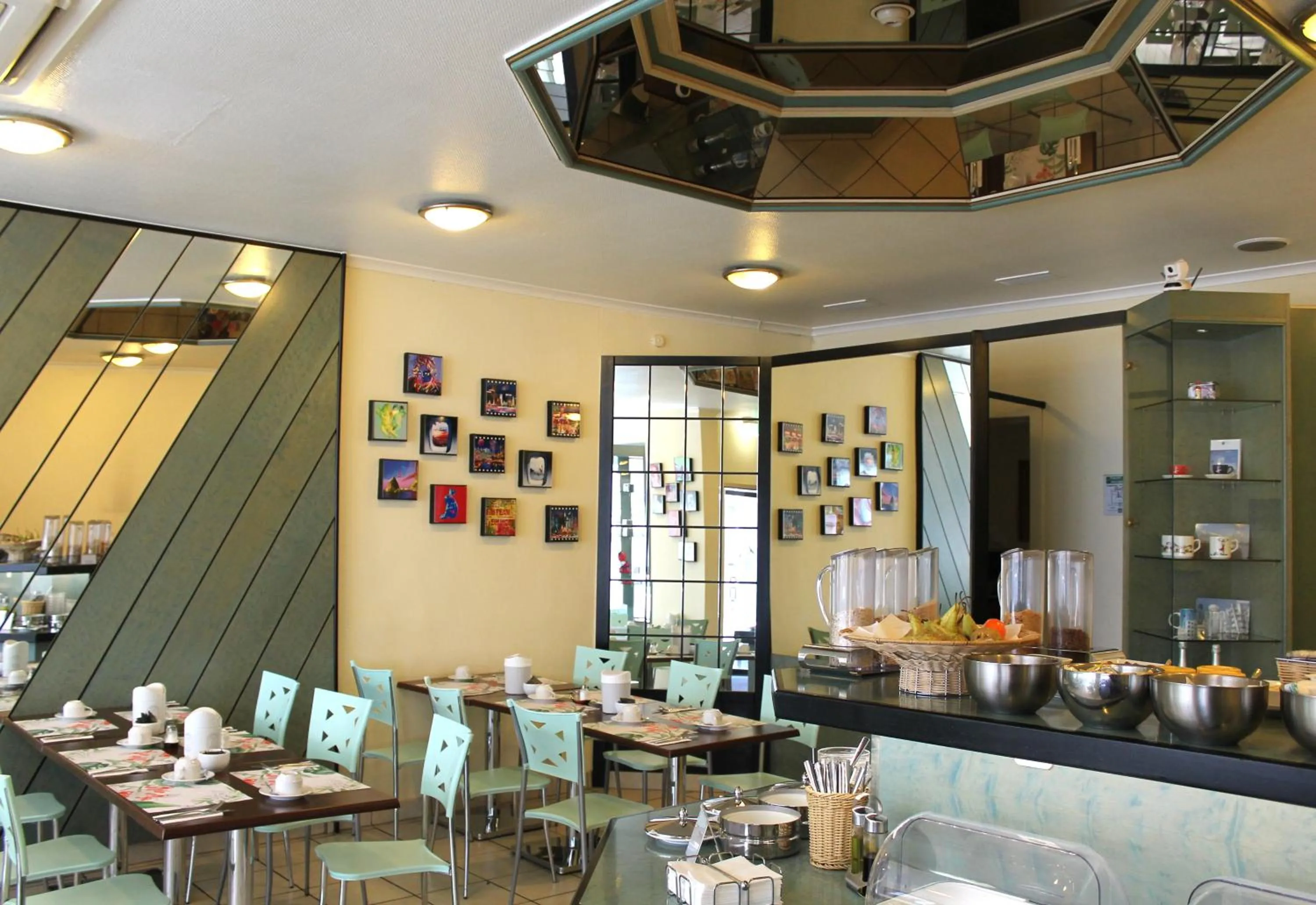 Restaurant/Places to Eat in Monopol Hotel