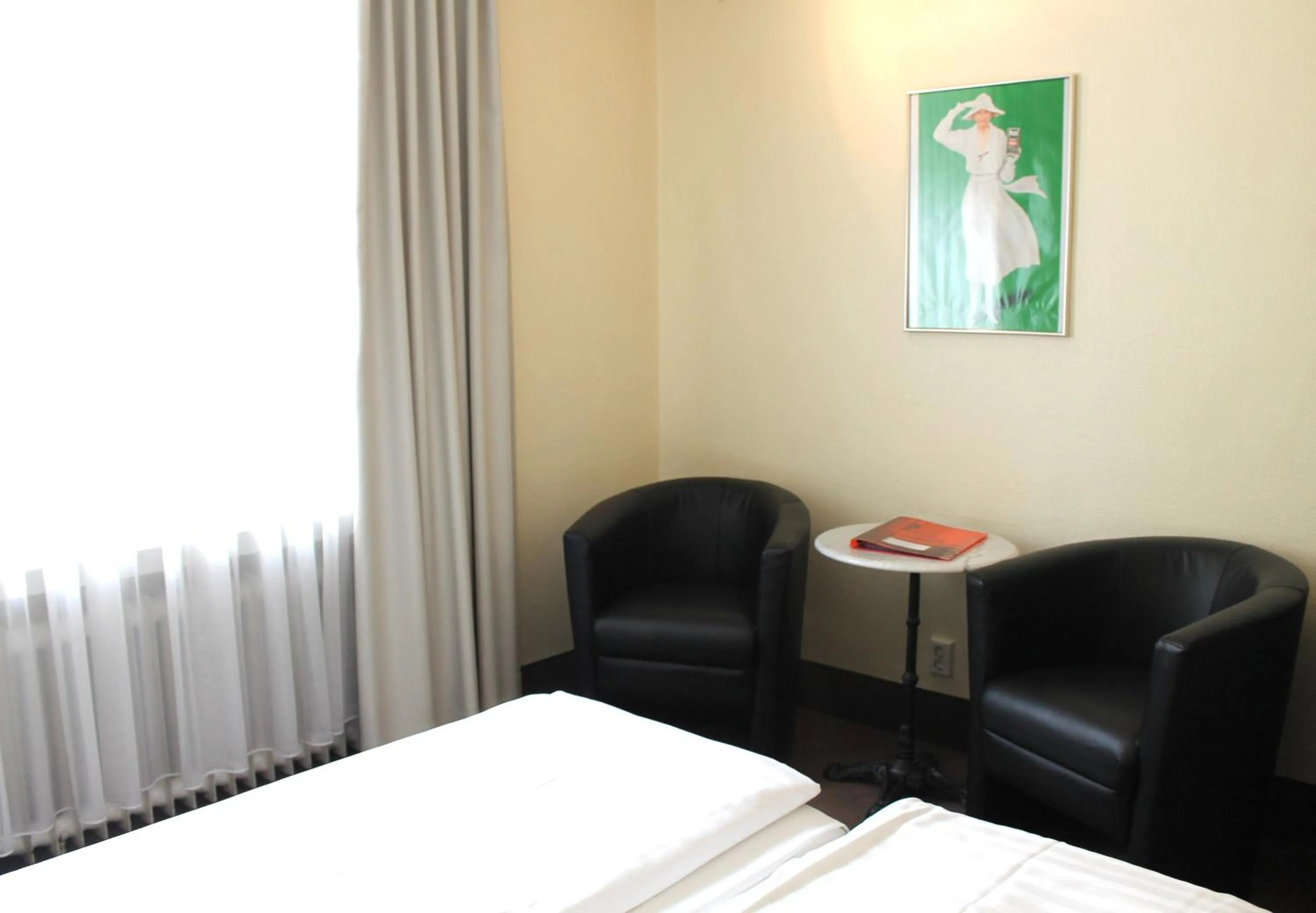 Bedroom, Seating Area in Monopol Hotel