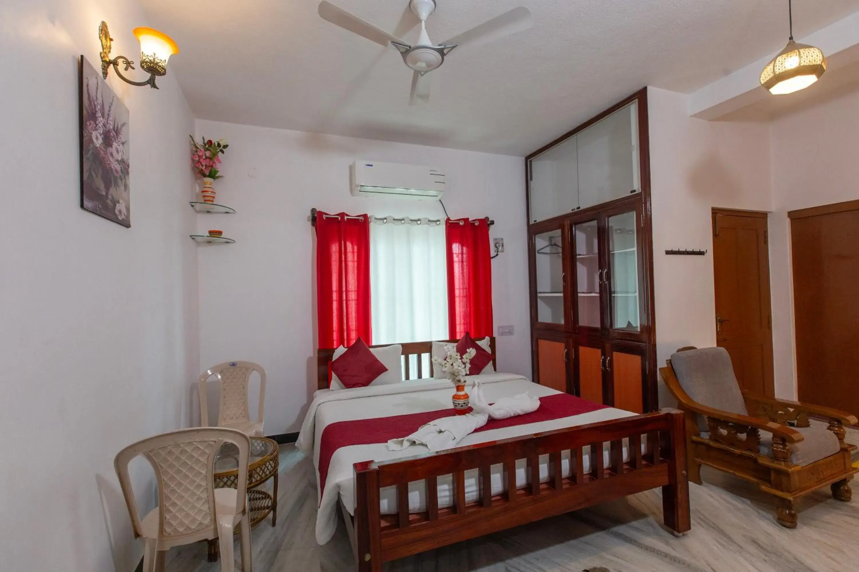 Deluxe Double Room (2 Adults + 1 Child) in Sunflower Villa Deluxe Double Room (2 Adults + 1 Child) in Sunflower Villa
