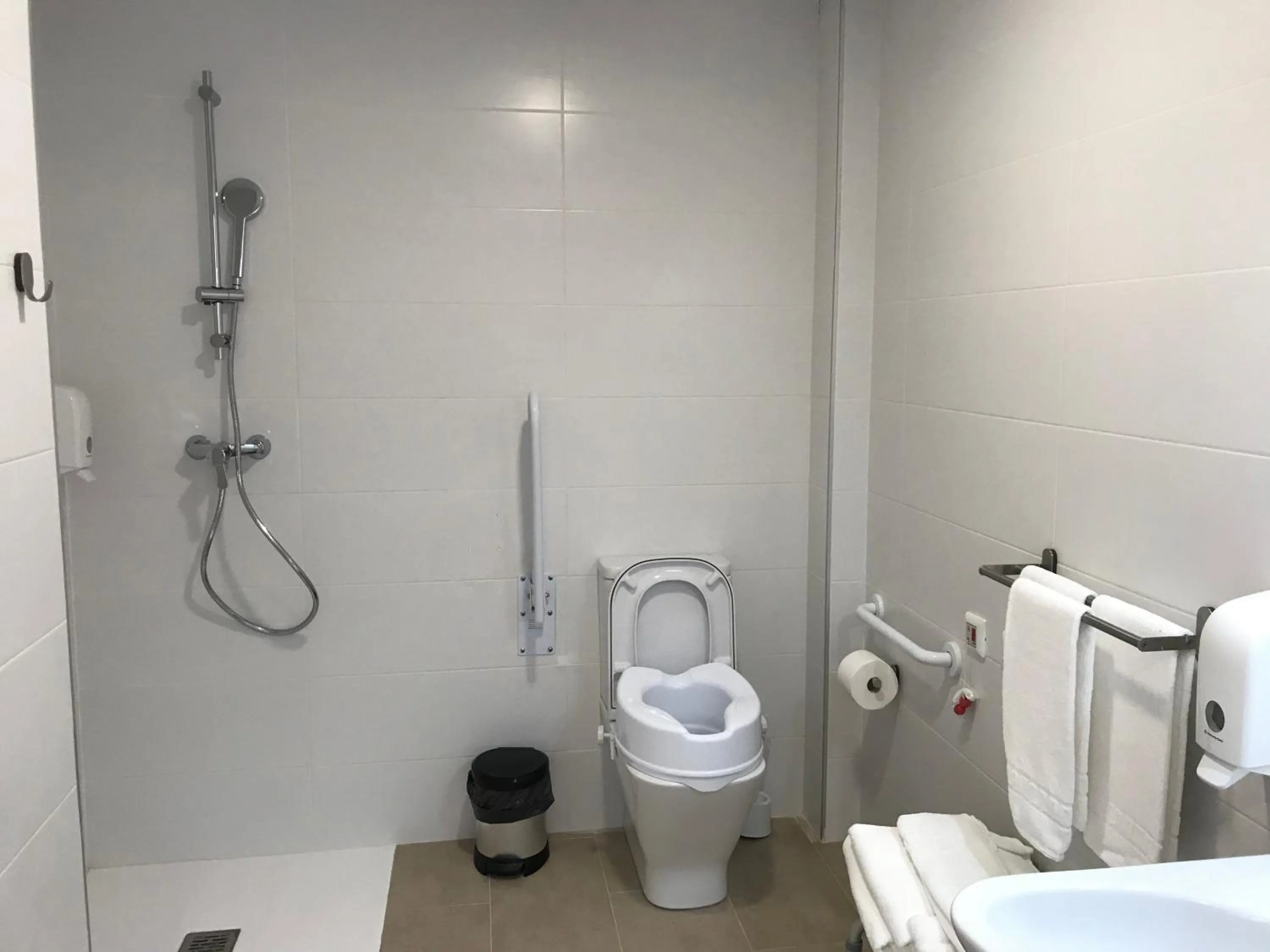 Shower in BET Apartments - Reig