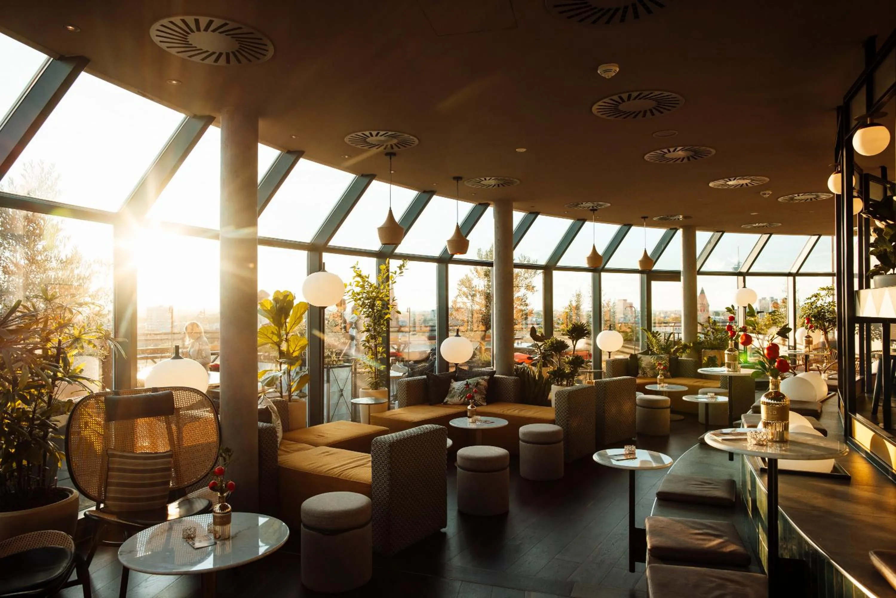 Restaurant/places to eat in Wasserturm Hotel Cologne, Curio Collection by Hilton
