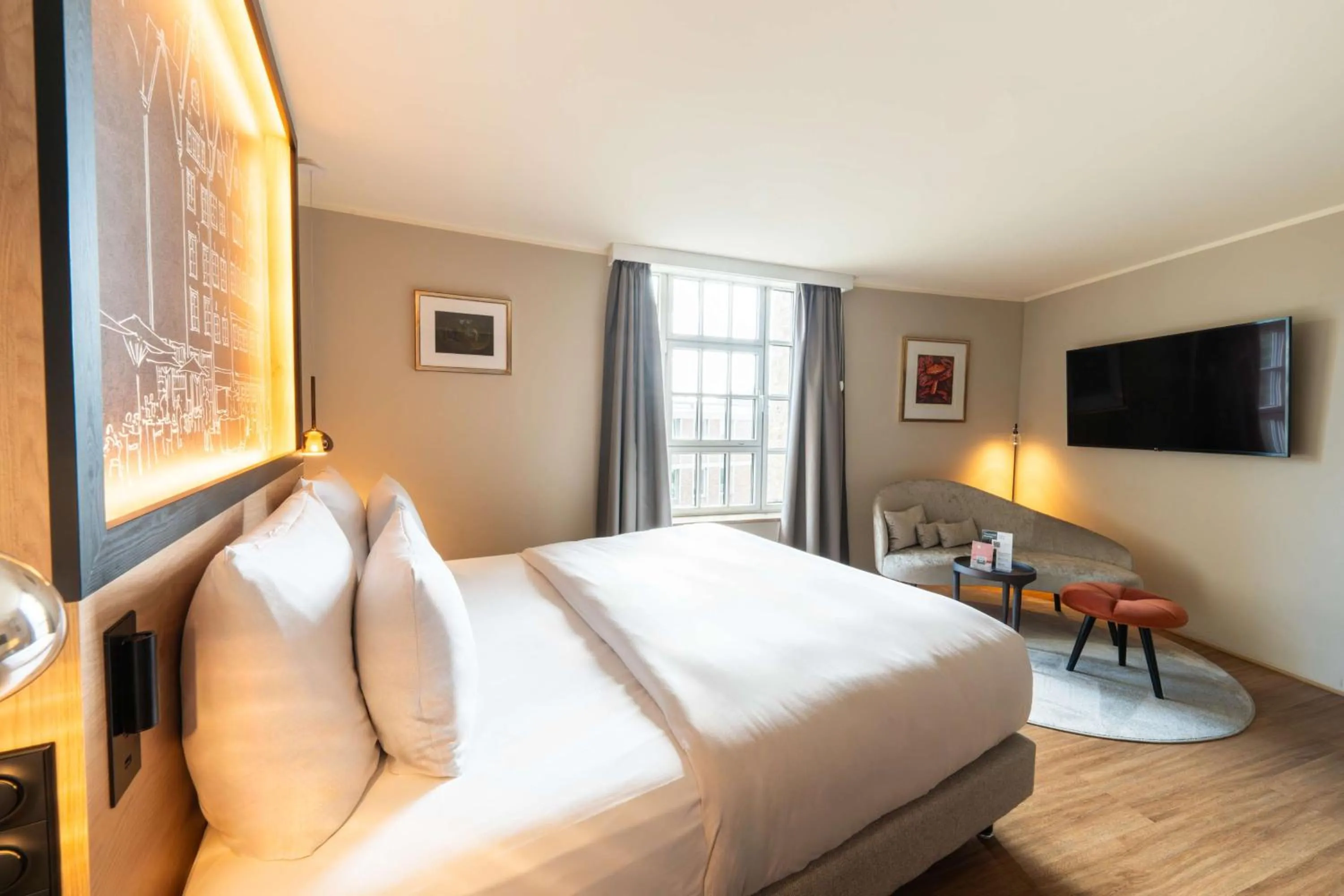 Bed in Wasserturm Hotel Cologne, Curio Collection by Hilton