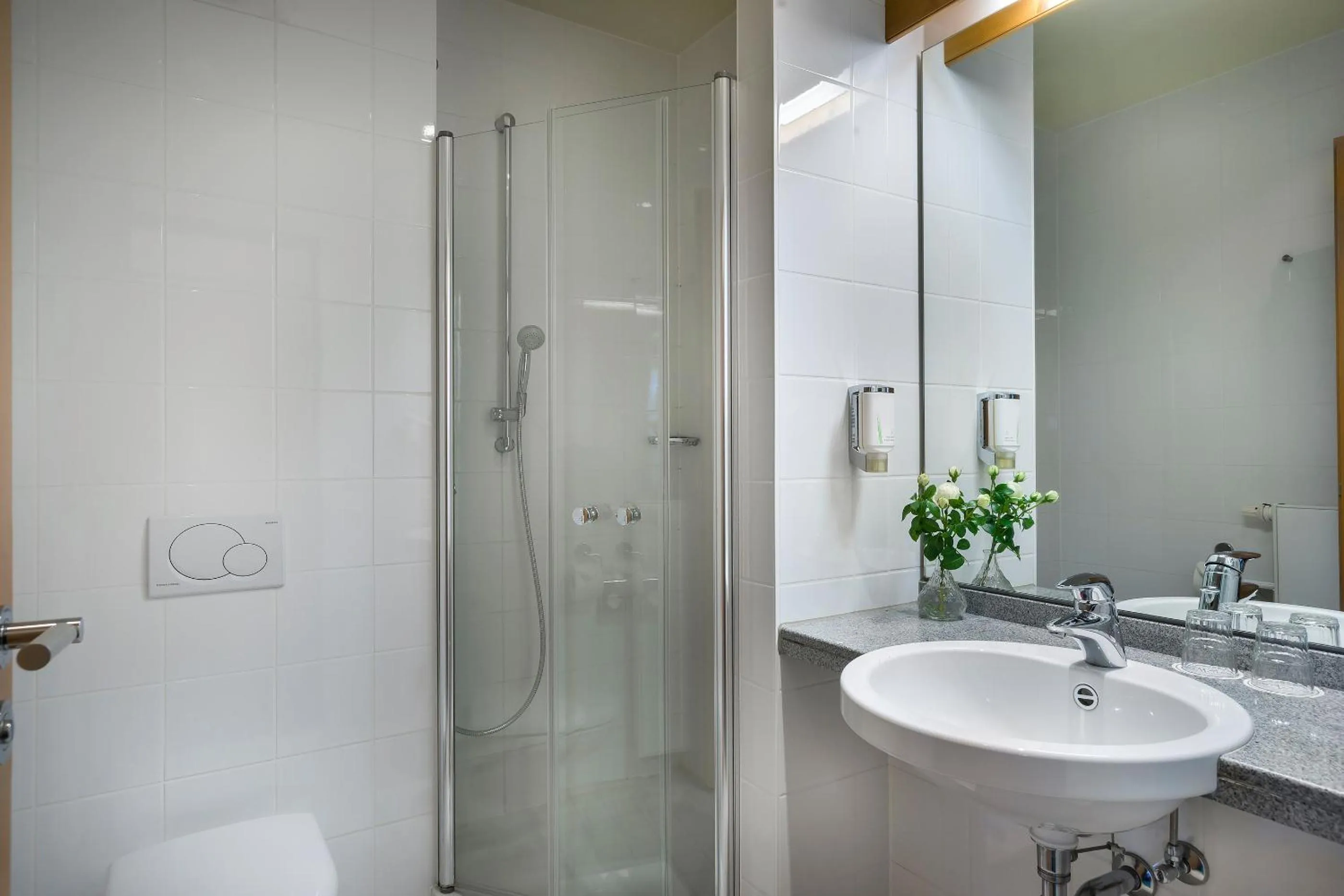 Shower in Garner Hotel Munich - Messe by IHG