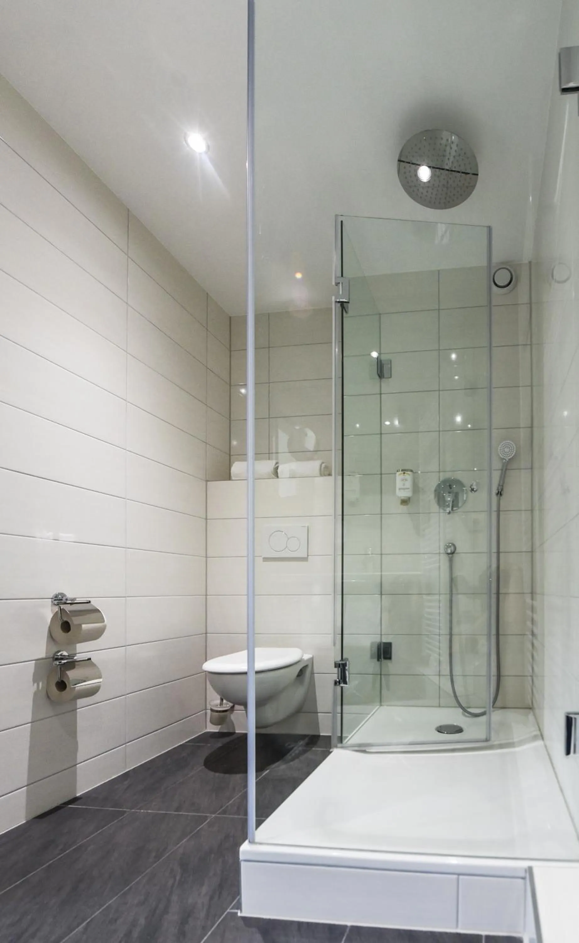 Shower in HOTEL Am Spichernplatz