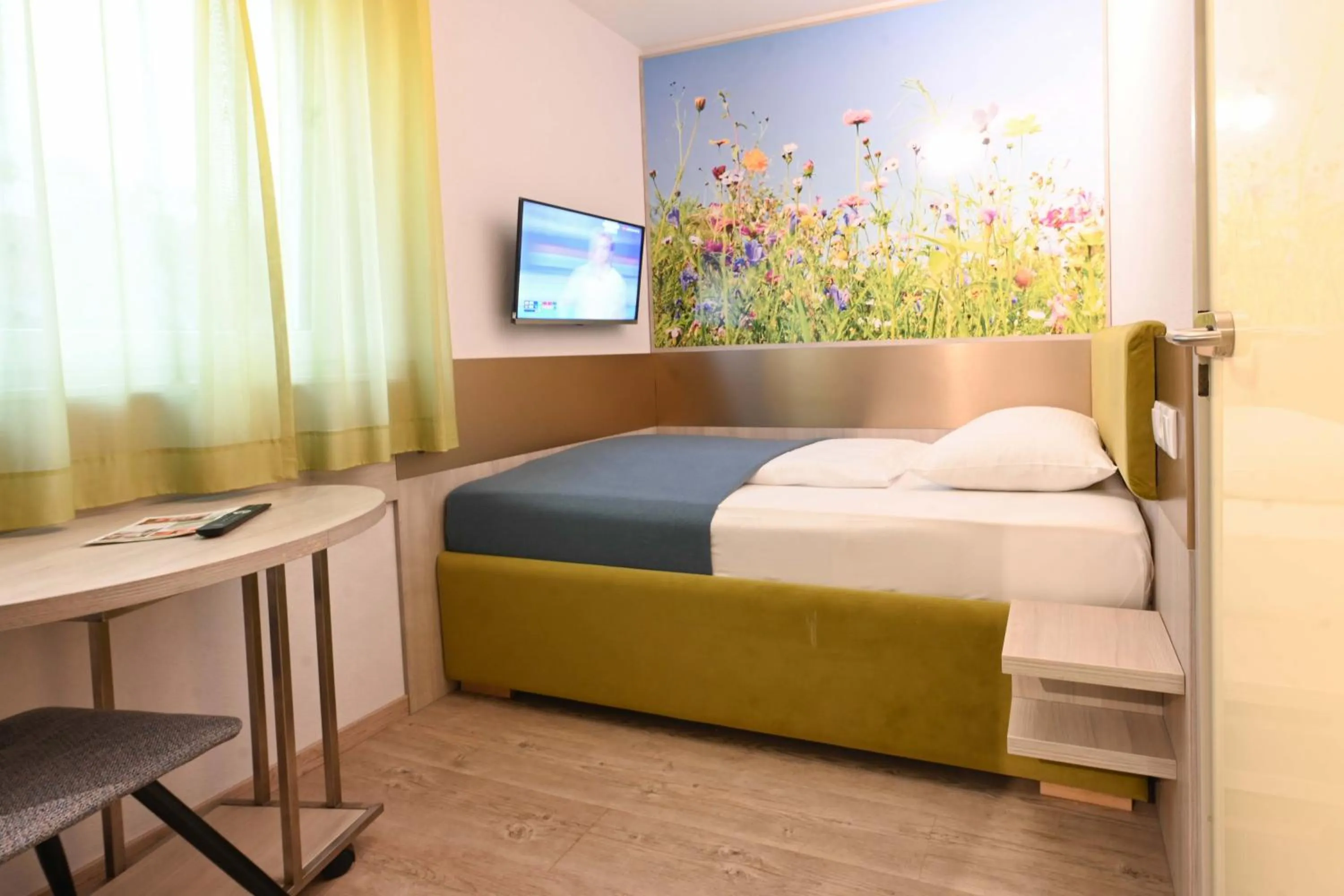 Photo of the whole room, Bed in HOTEL Am Spichernplatz