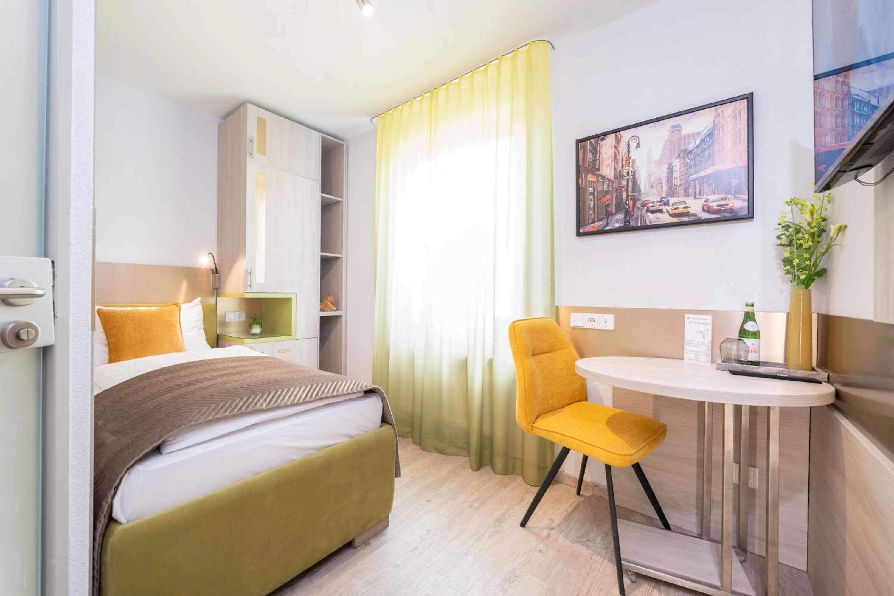 Seating area, Bed in HOTEL Am Spichernplatz