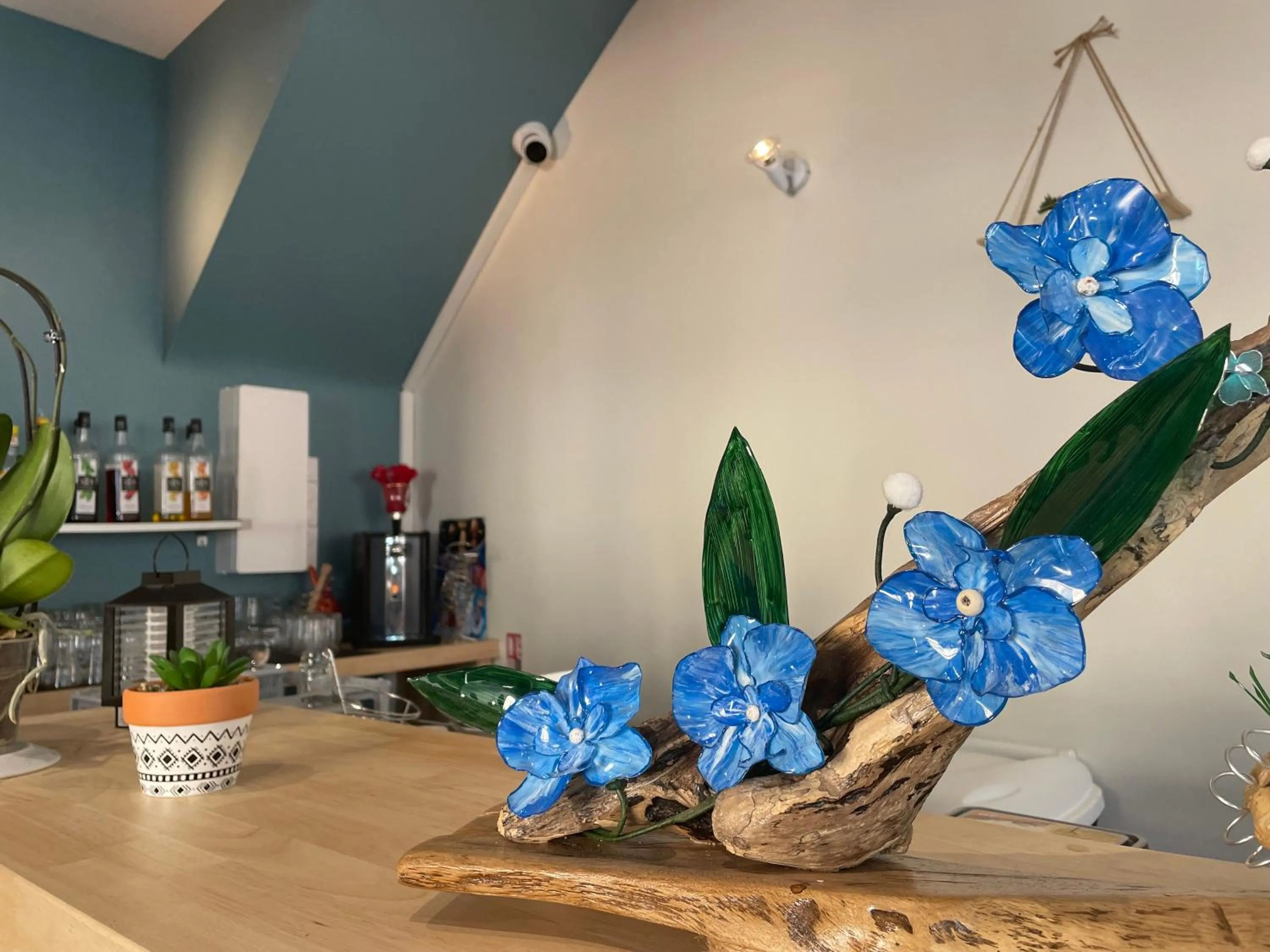 Lounge or bar in Logis Hôtel Castel de Mirambel