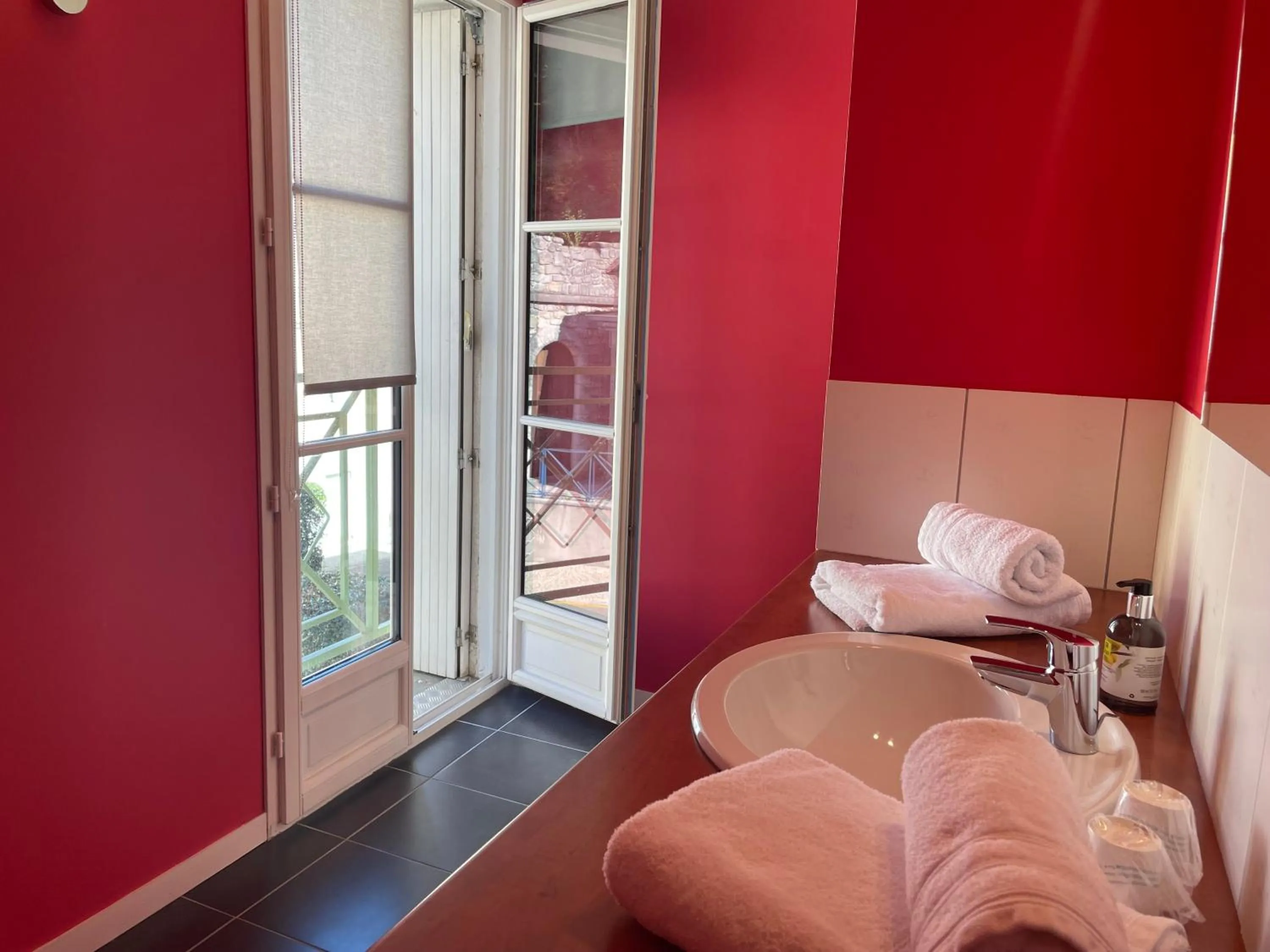 Bathroom, Bed in Logis Hôtel Castel de Mirambel