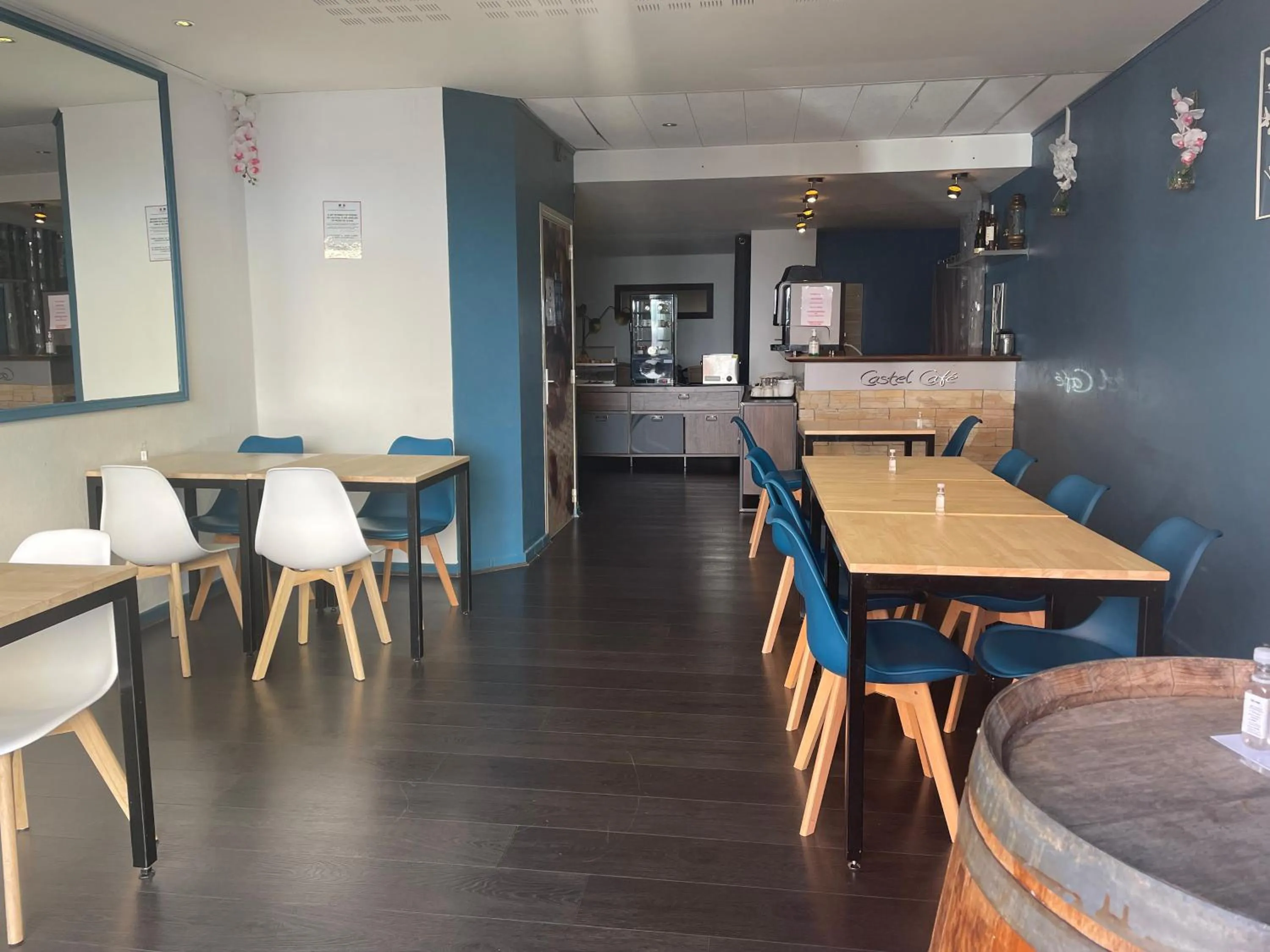 Restaurant/places to eat in Logis Hôtel Castel de Mirambel