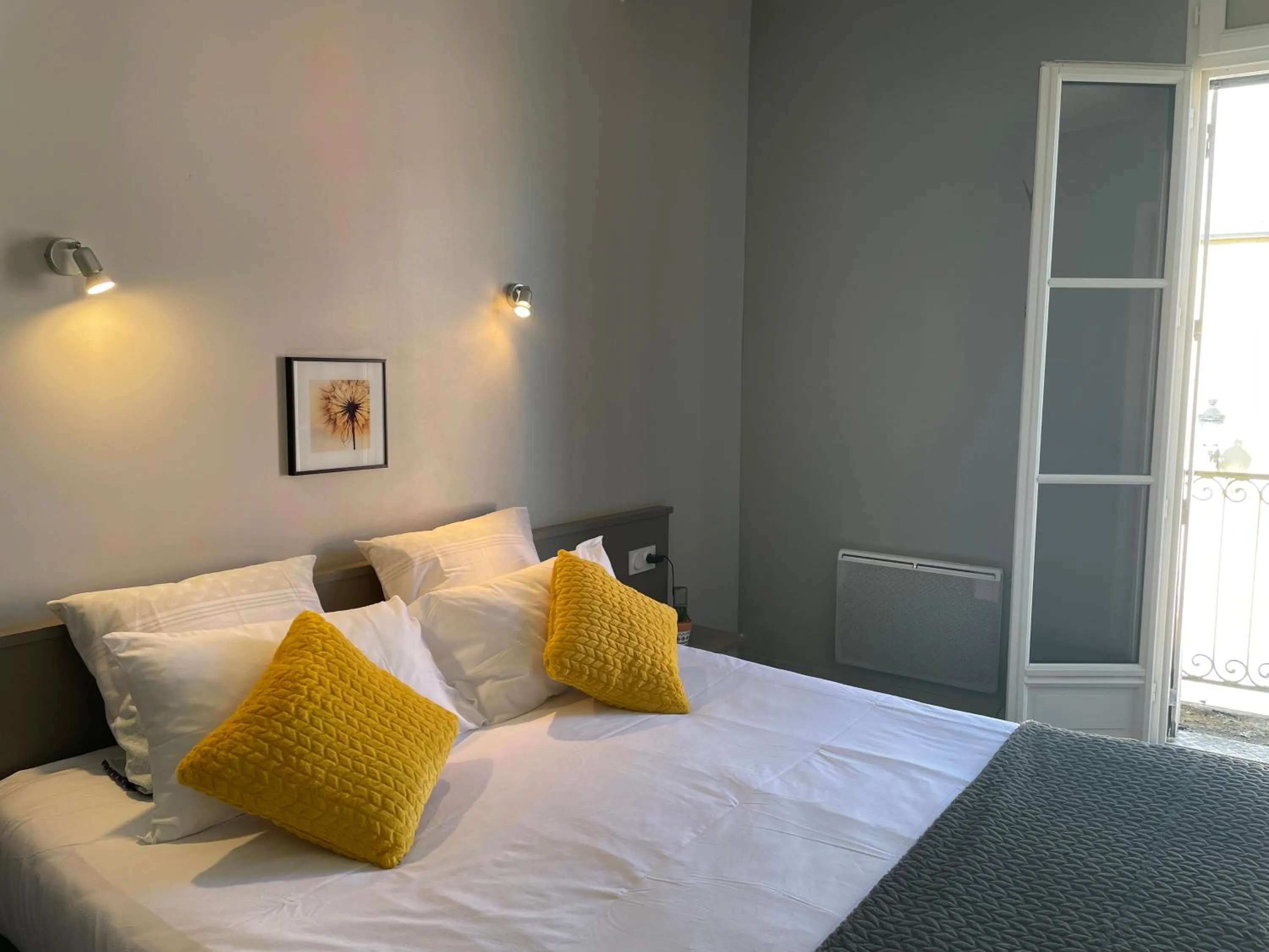 Bed in Logis Hôtel Castel de Mirambel