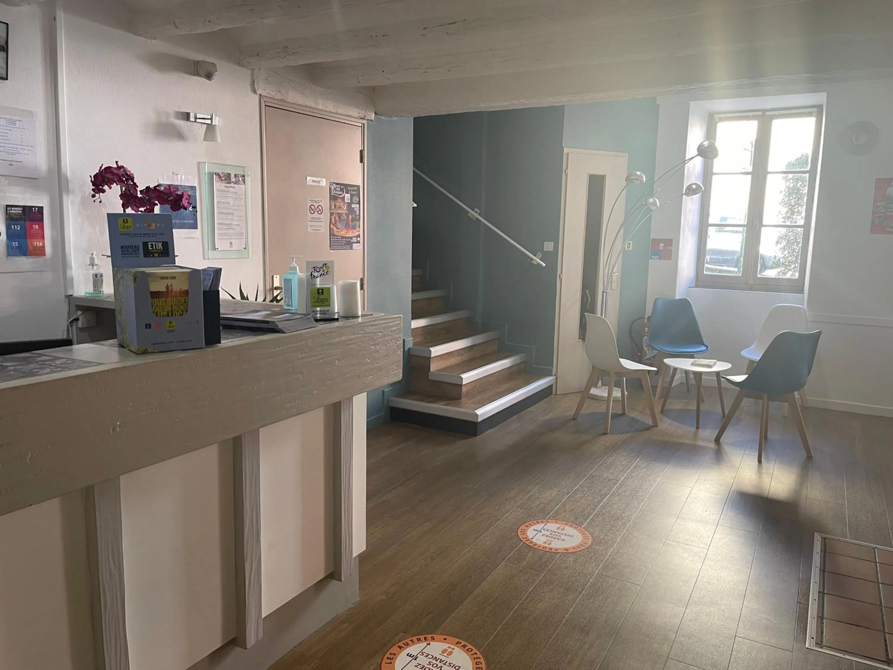 Lobby or reception in Logis Hôtel Castel de Mirambel