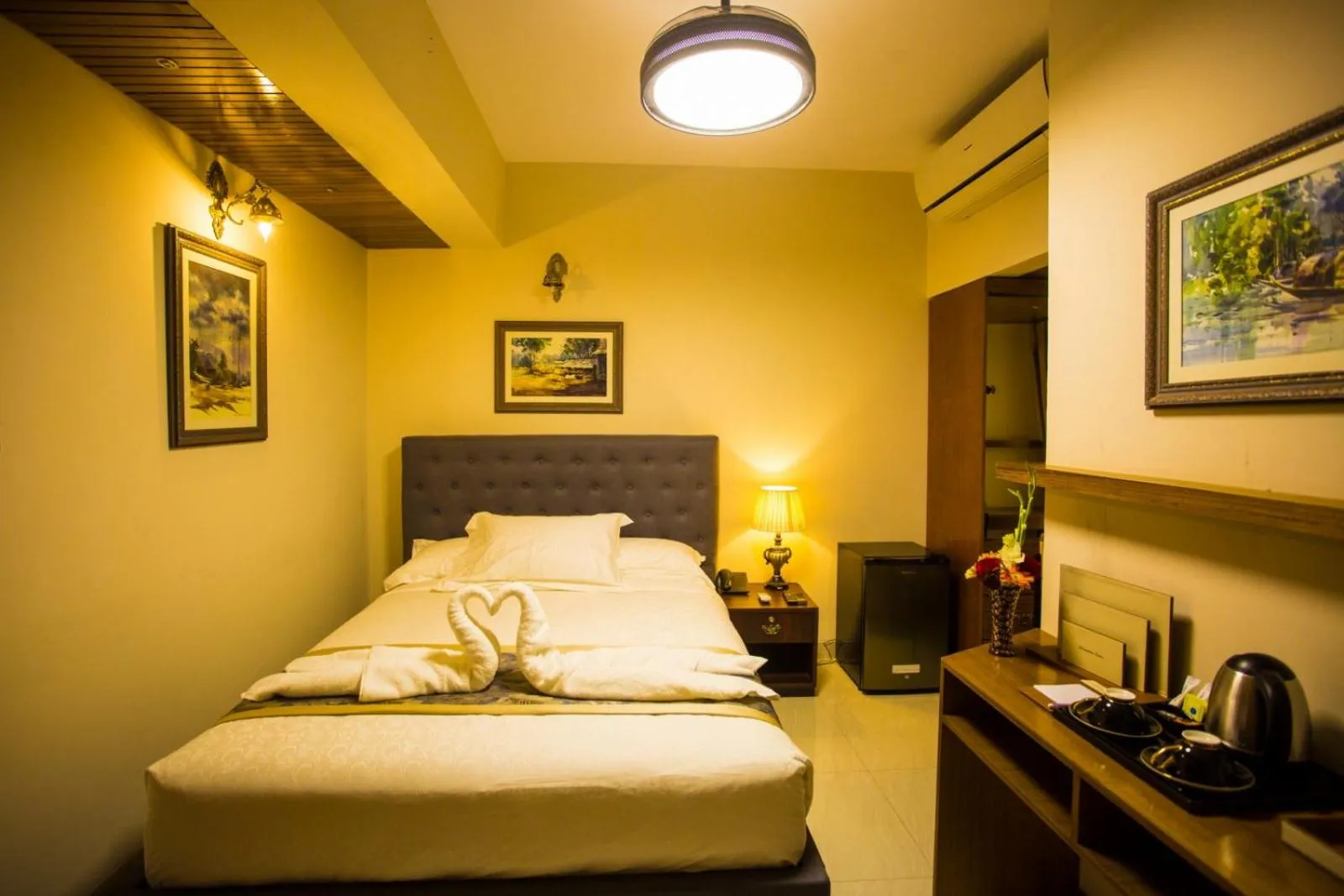 Bed in Shinepukur Suites
