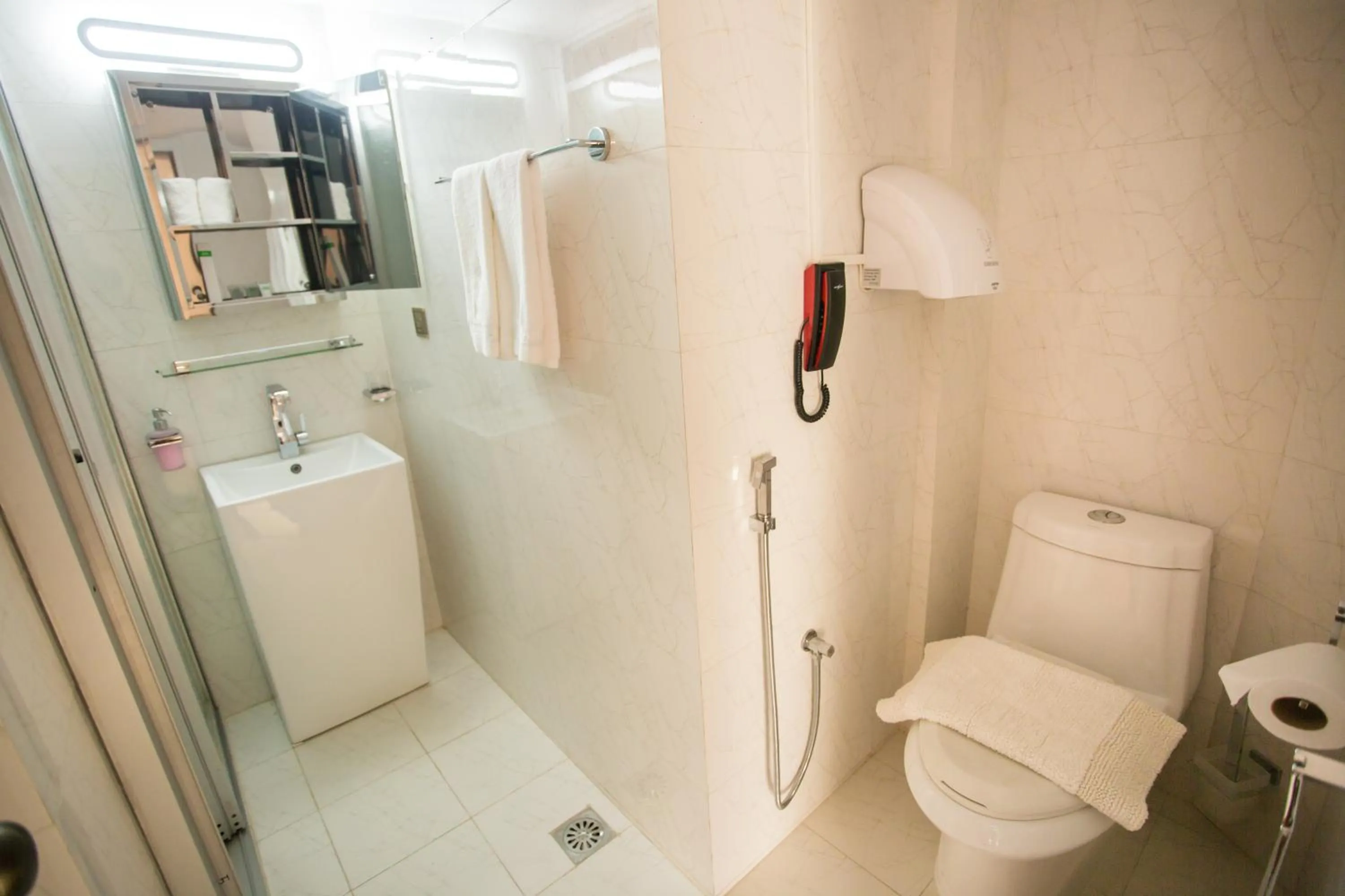 Toilet in Shinepukur Suites