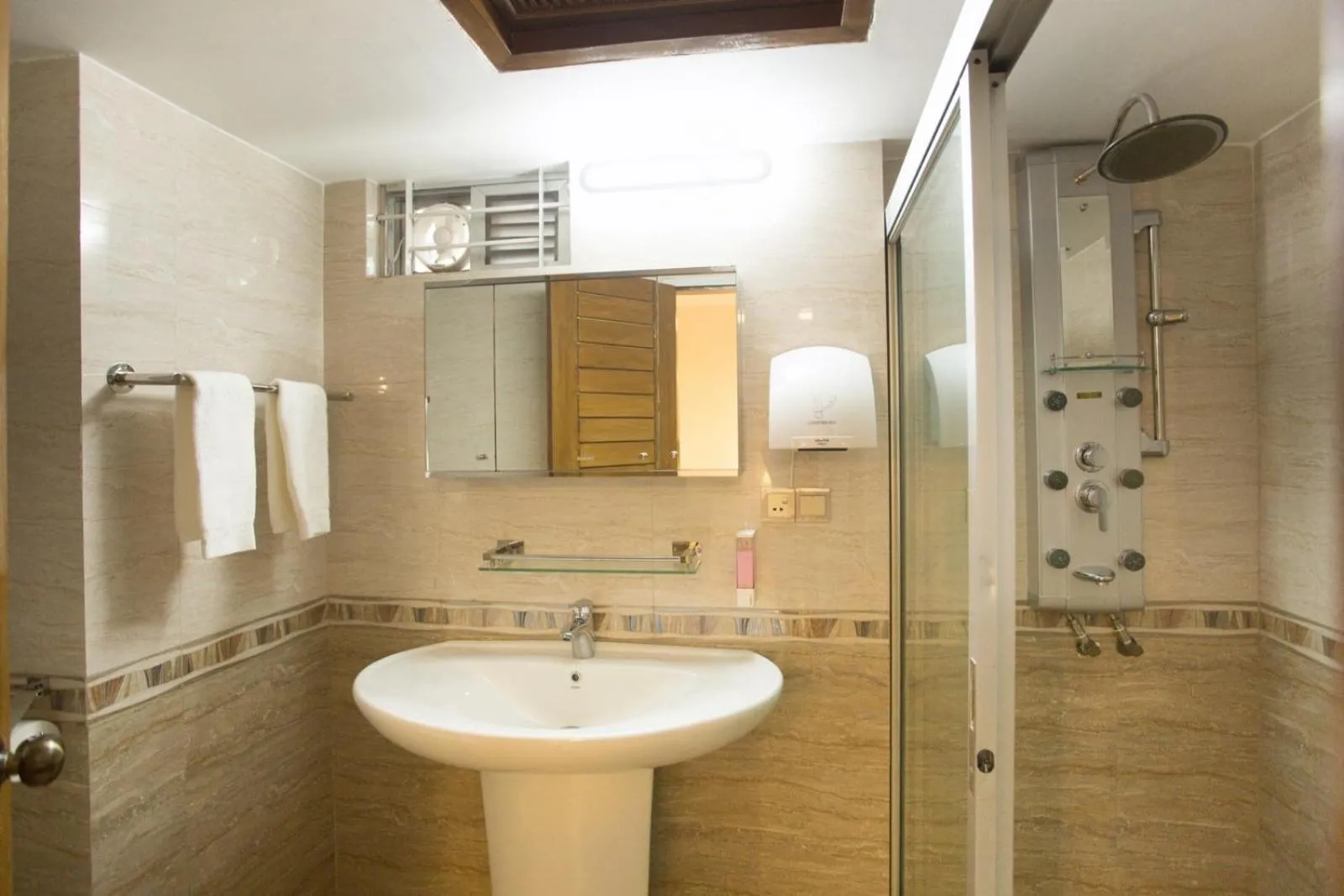 Bathroom in Shinepukur Suites