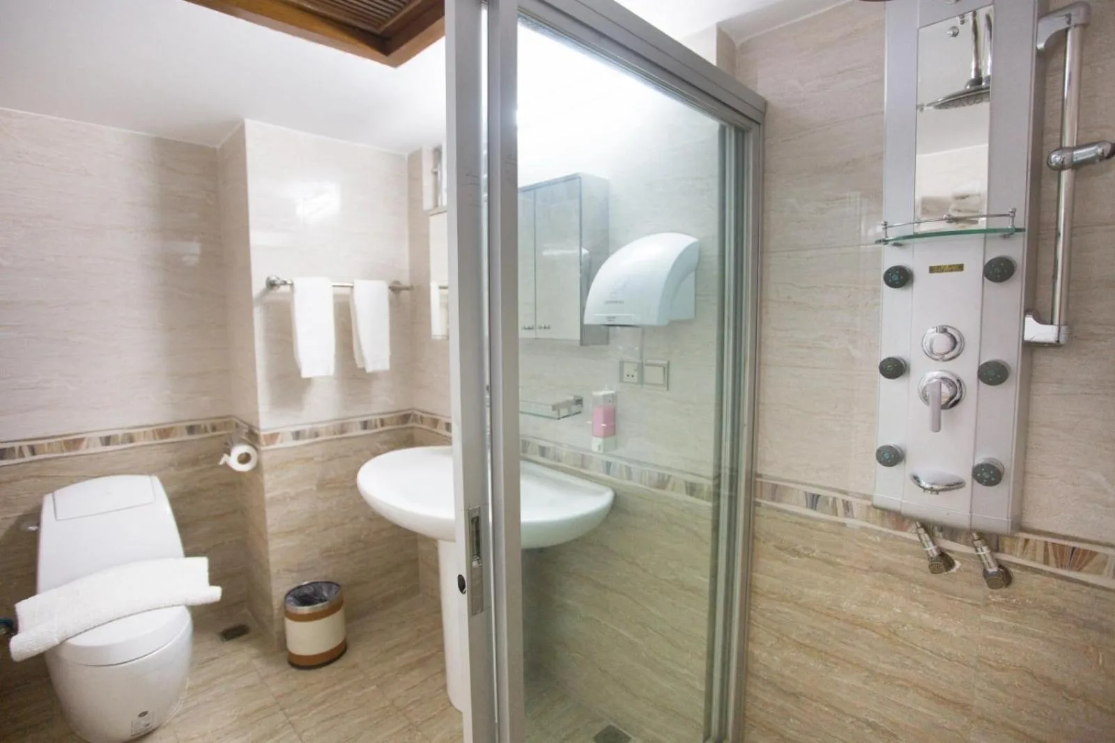 Bathroom in Shinepukur Suites