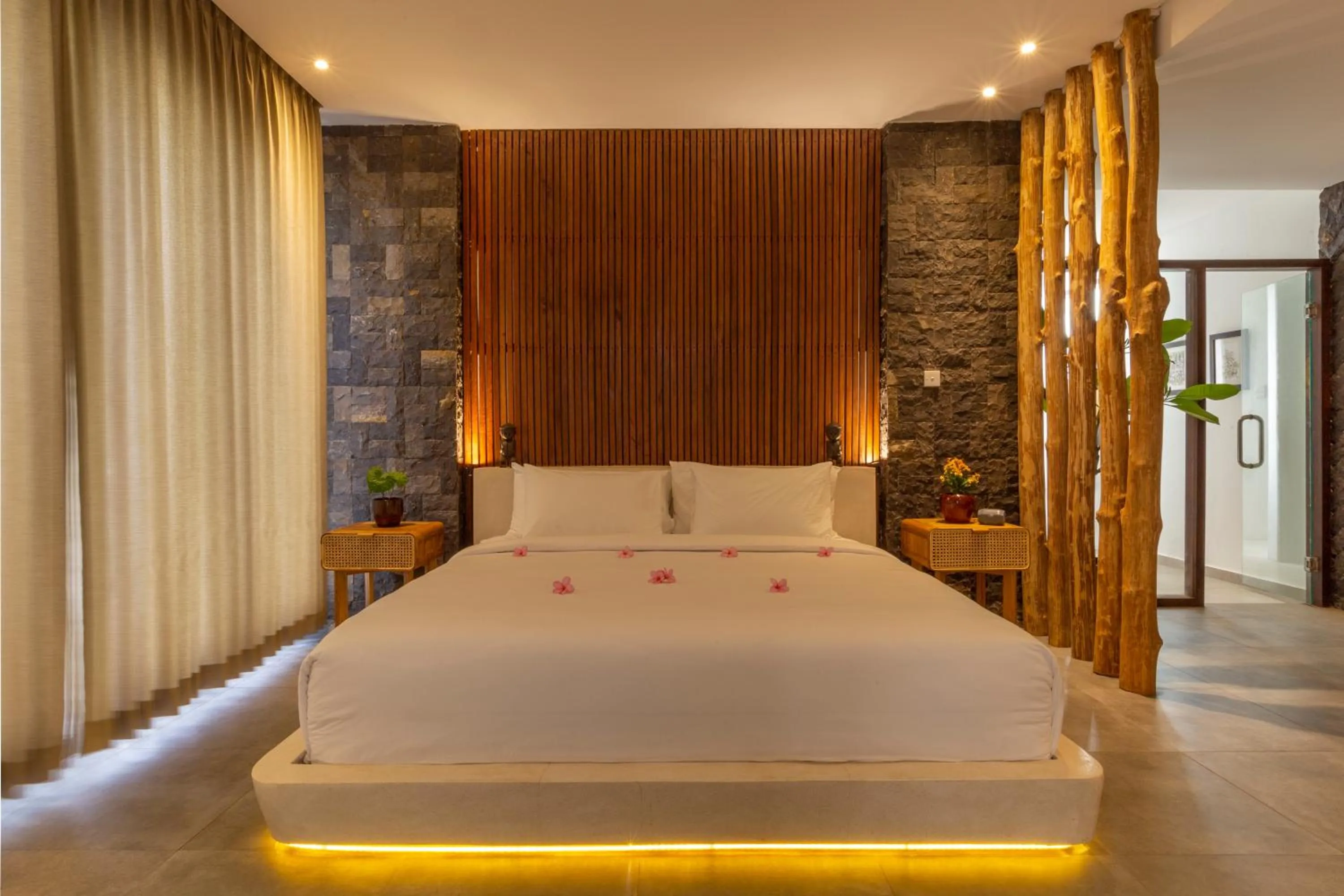 Bedroom, Bed in Nero North