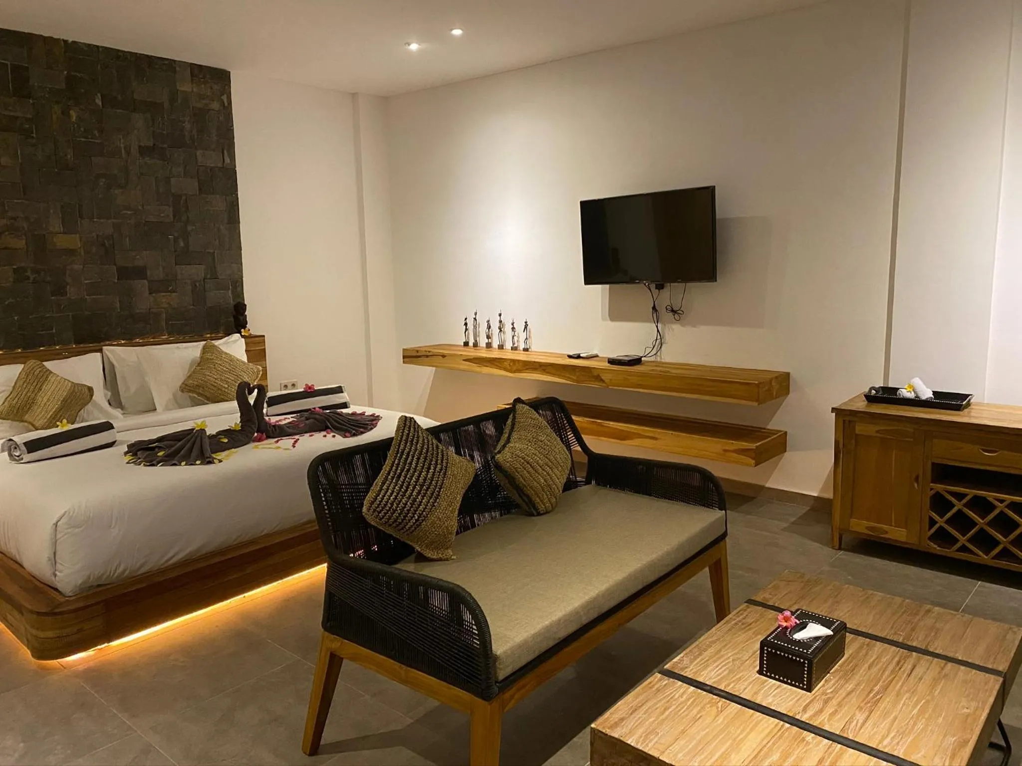 TV and multimedia, Bed in Nero North