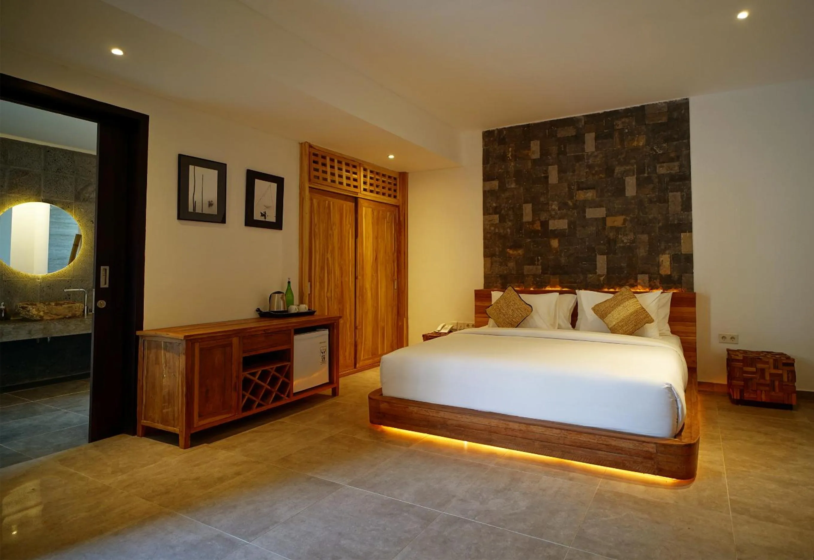 Bedroom, Bed in Nero North