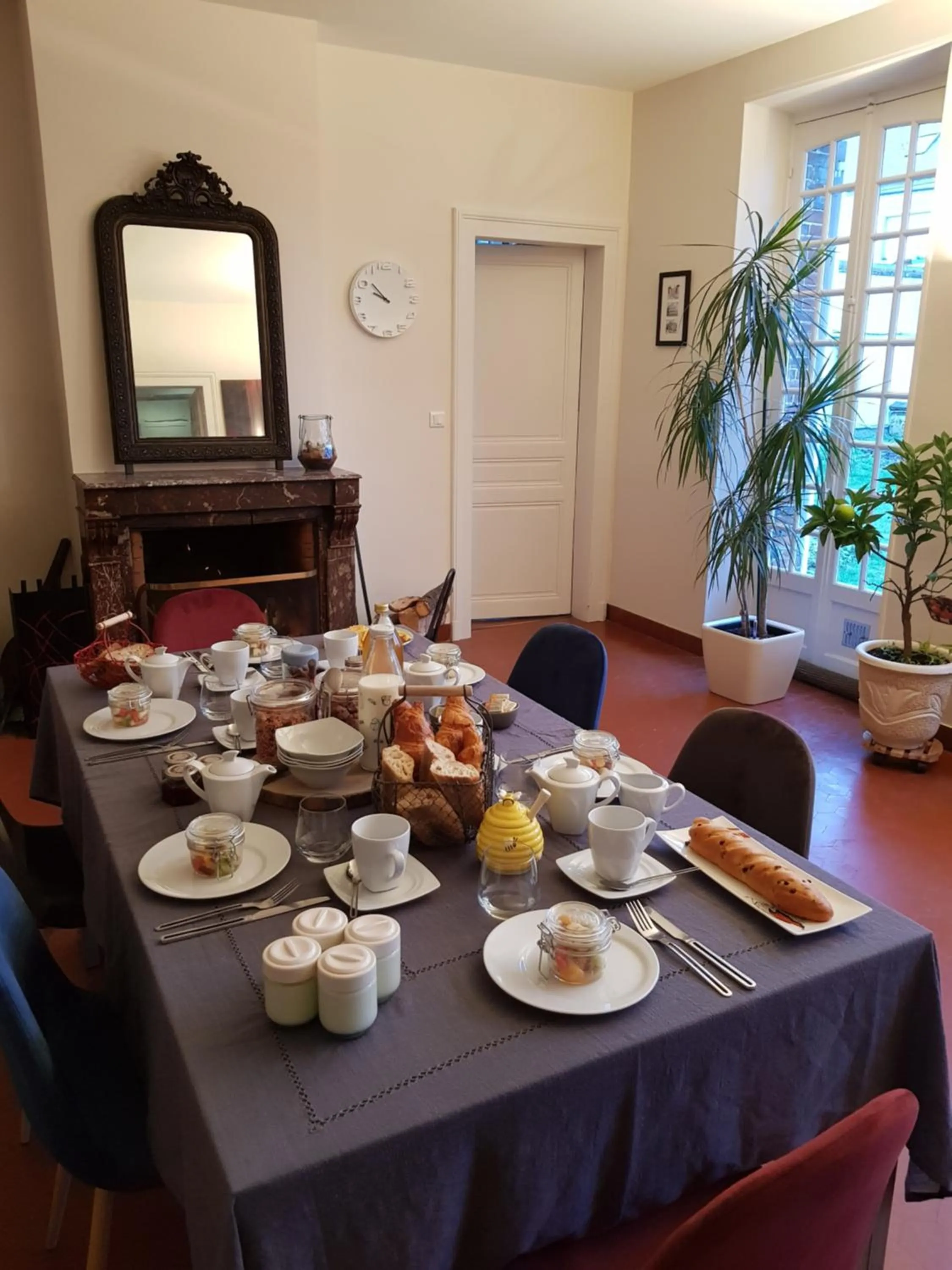 Continental breakfast in L'havre de Saint Germain