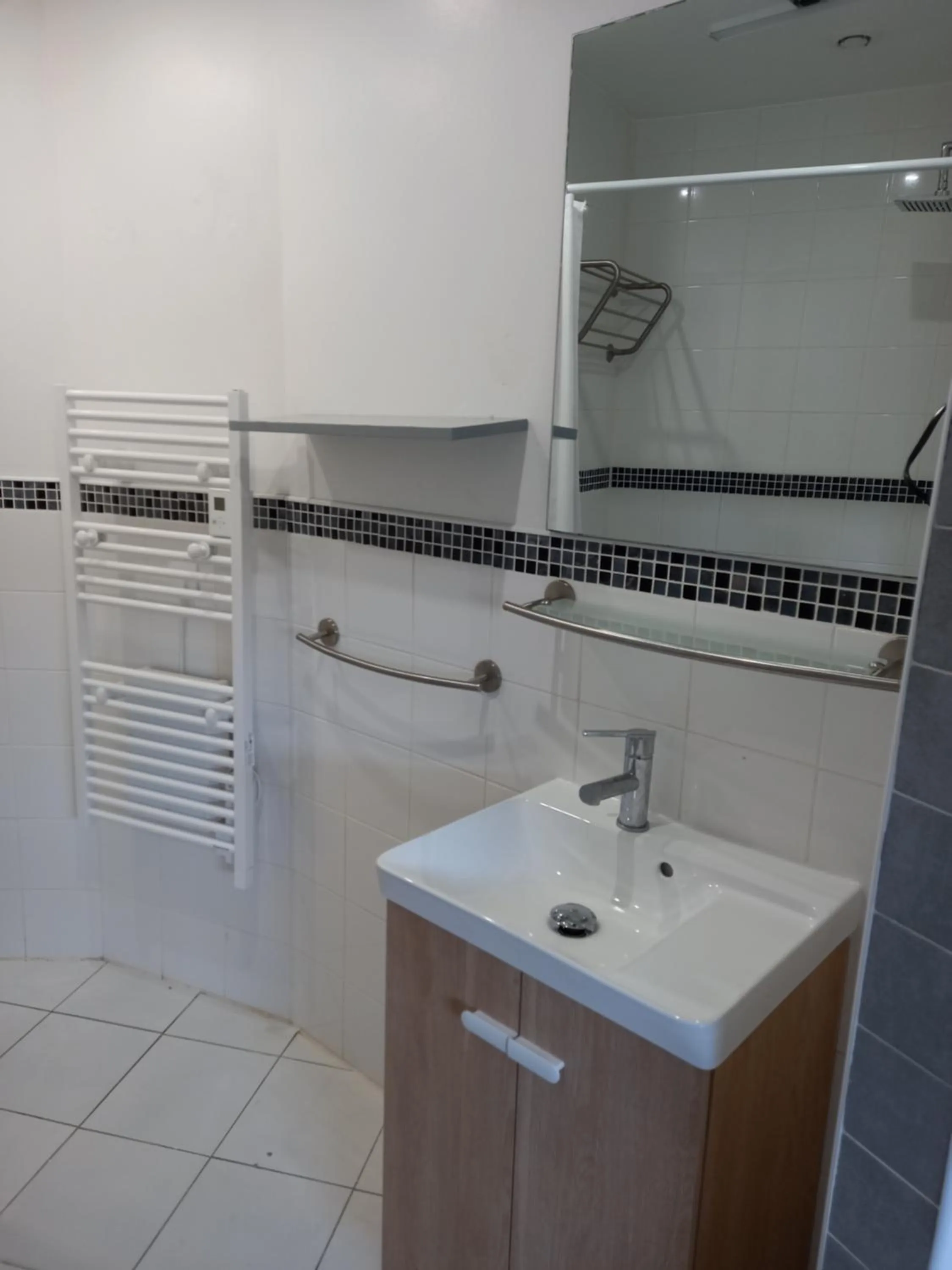 Shower in L'havre de Saint Germain