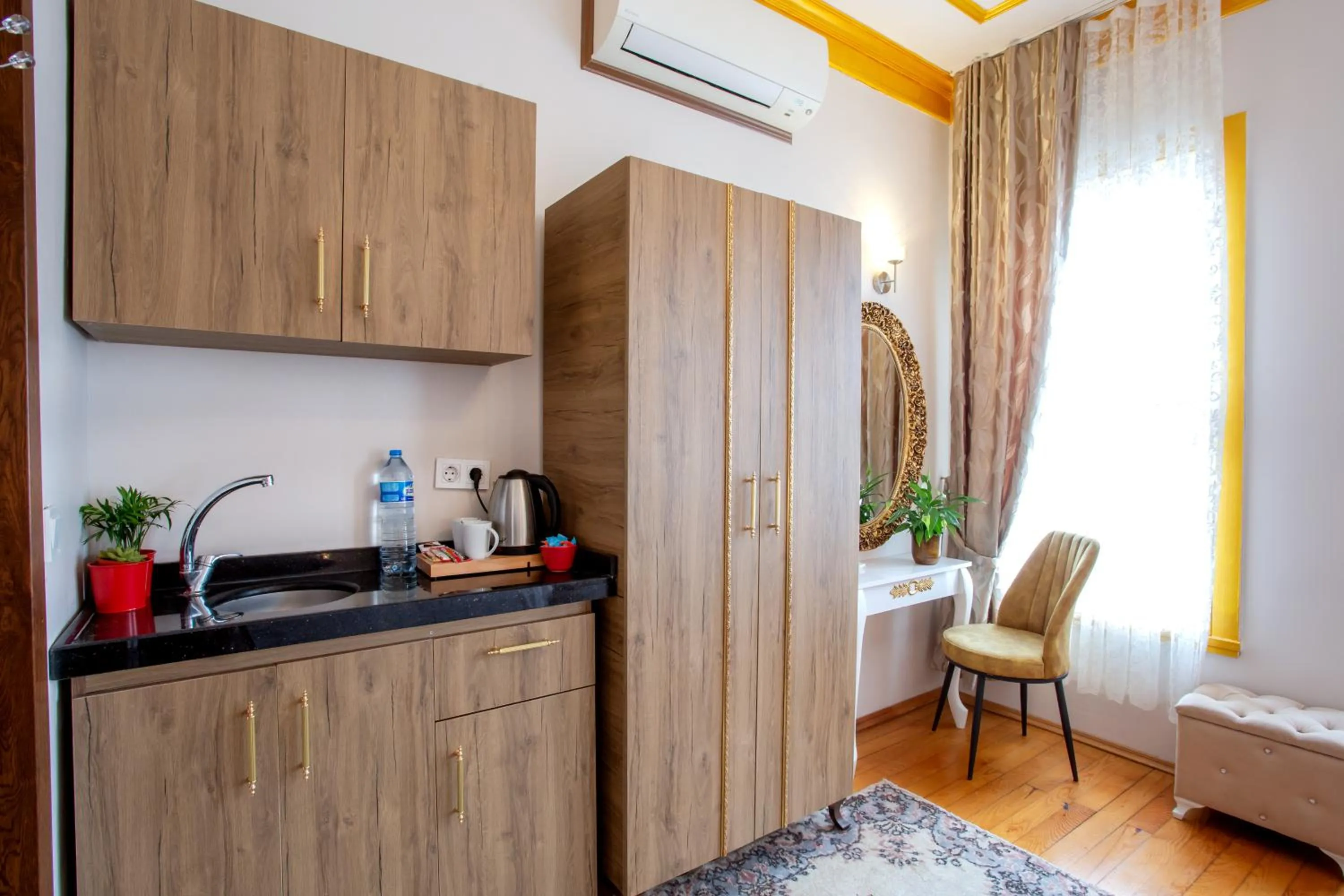 Kitchen or kitchenette, Bed in April Story Apart Hotel