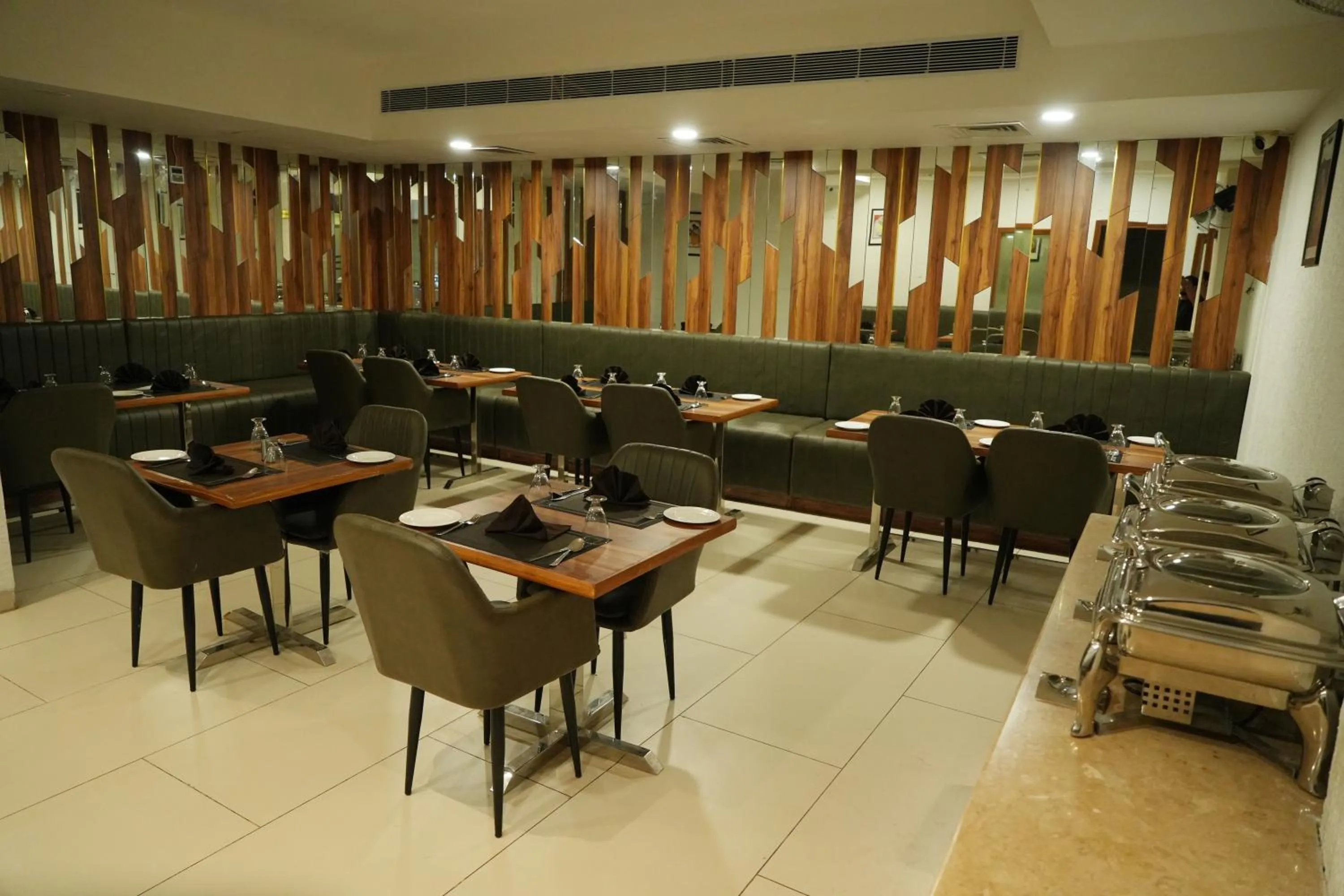 Restaurant/places to eat in Hotel THE LAMP