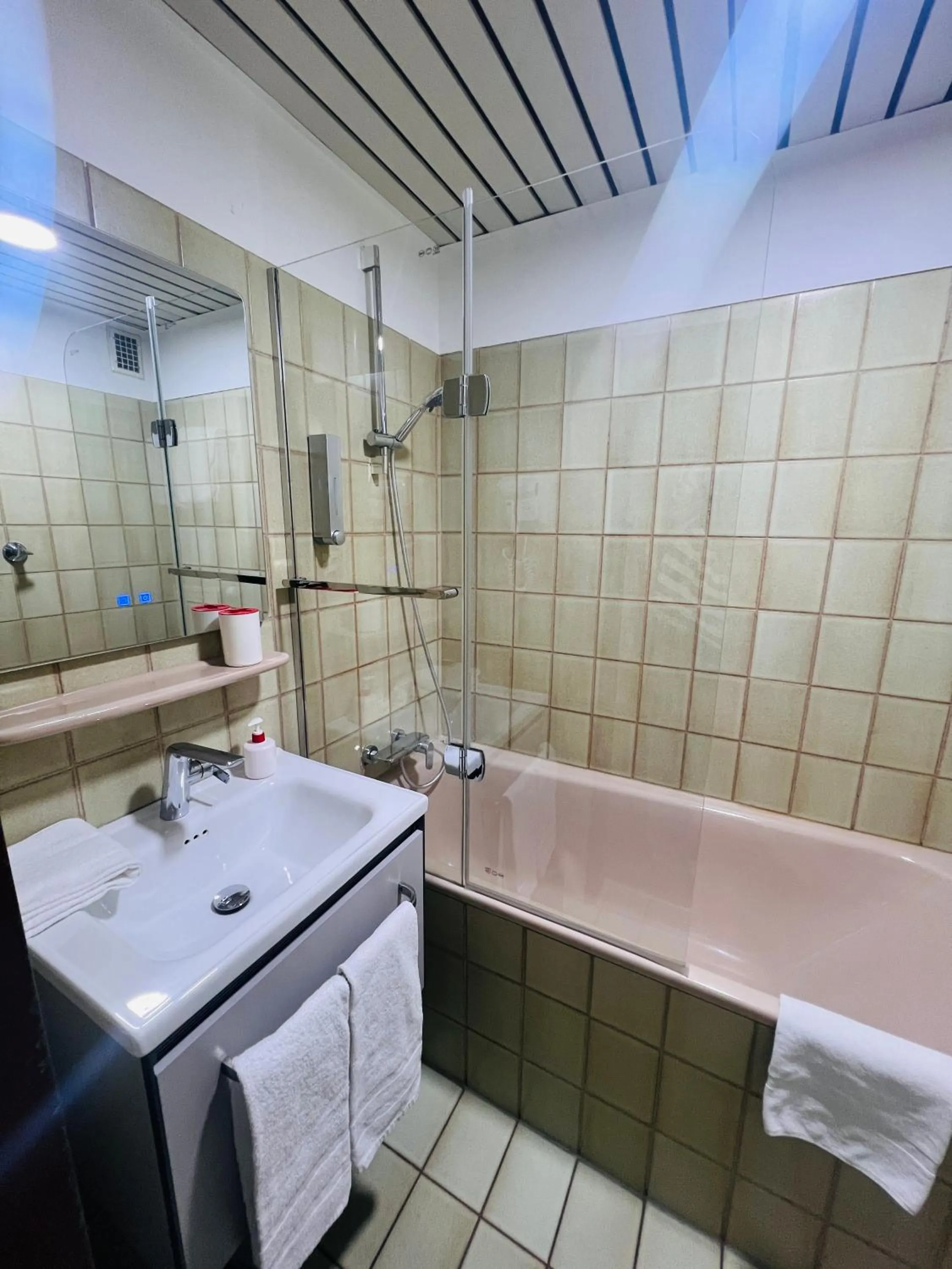 Bathroom in Hotel Am Flughafen