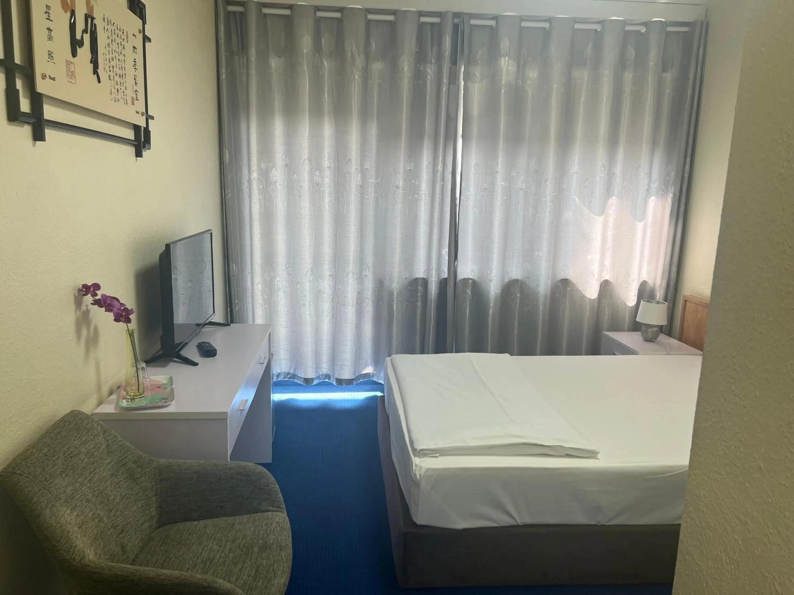 Photo of the whole room, Bed in Hotel Am Flughafen