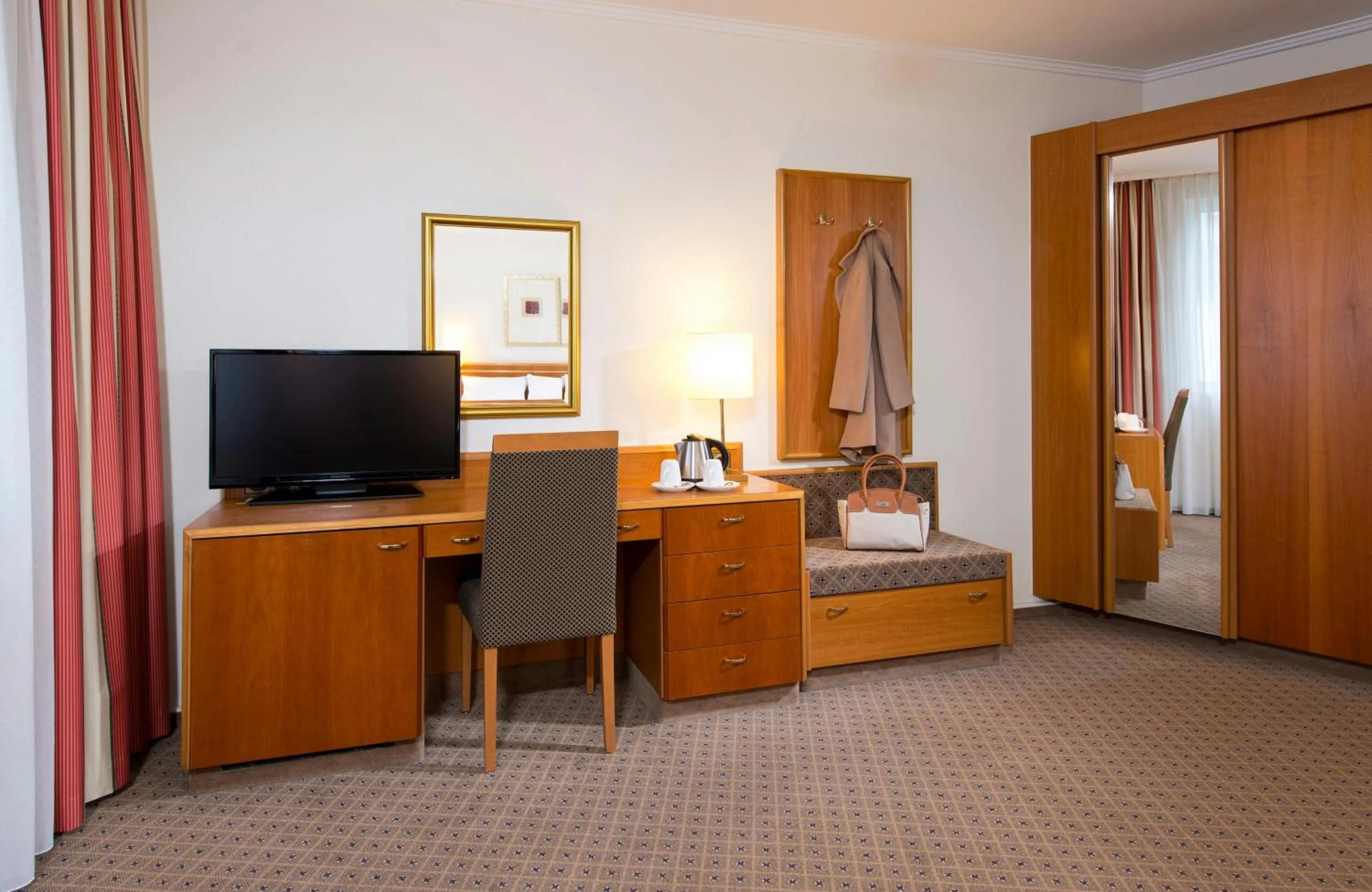 Photo of the whole room, Bed in Leonardo Hotel Düsseldorf City Center