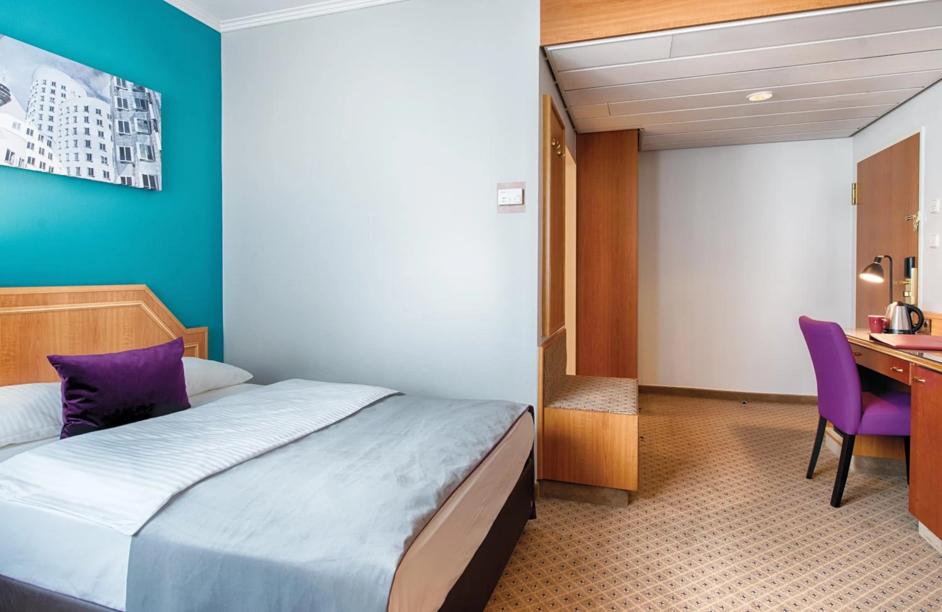 Photo of the whole room, Bed in Leonardo Hotel Düsseldorf City Center