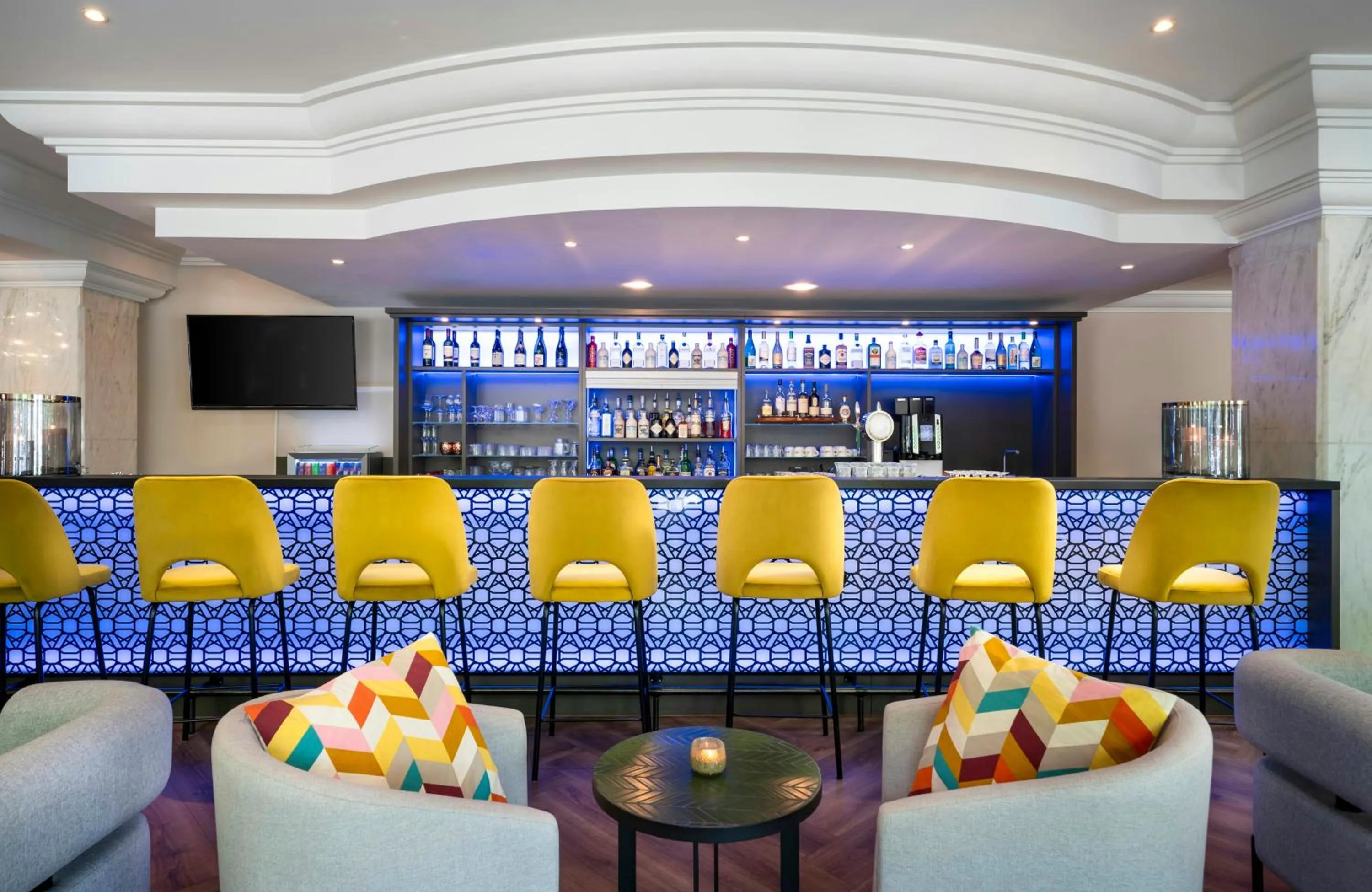 Lounge or bar in Leonardo Hotel Düsseldorf City Center