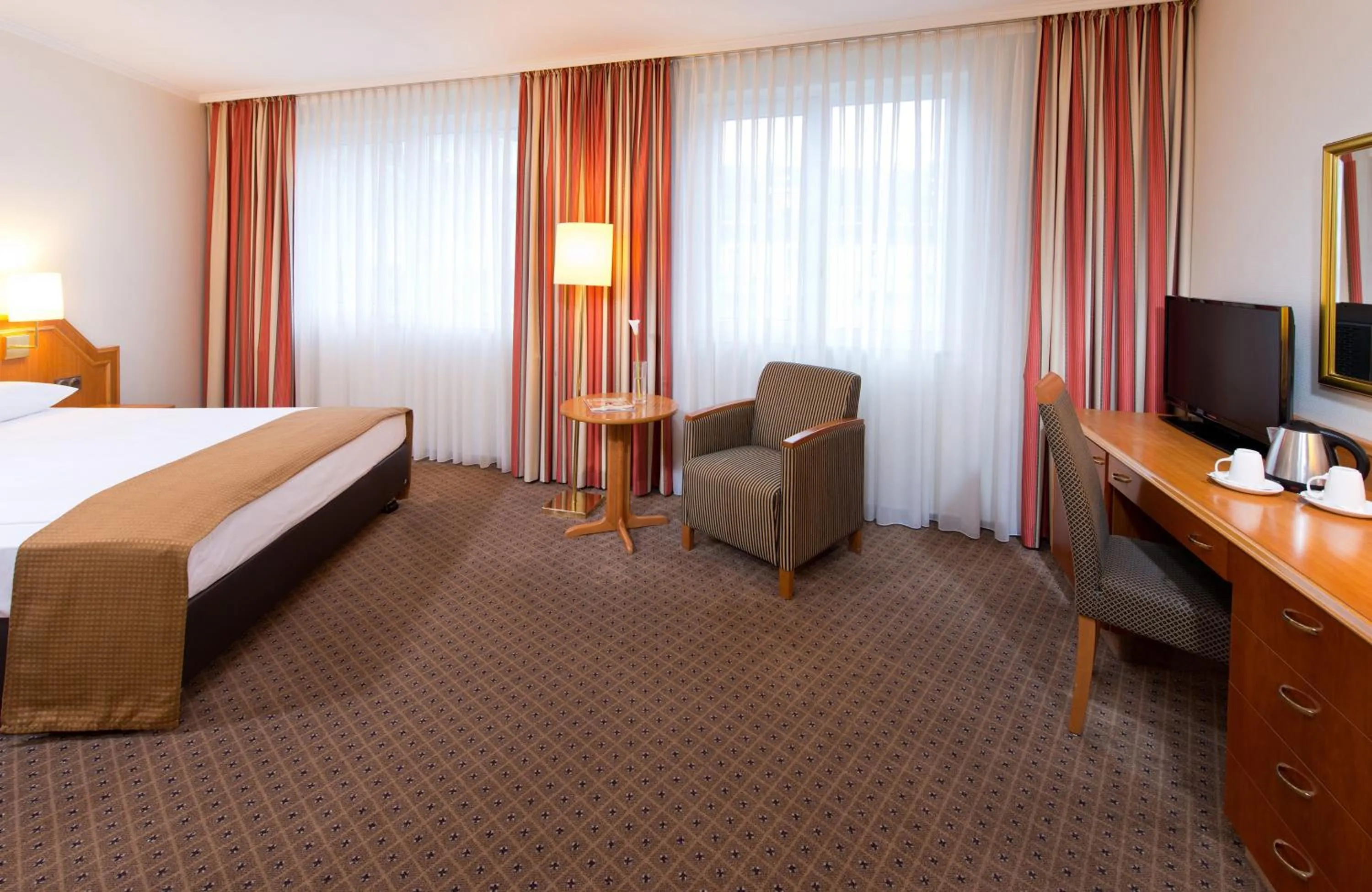 Photo of the whole room, Bed in Leonardo Hotel Düsseldorf City Center