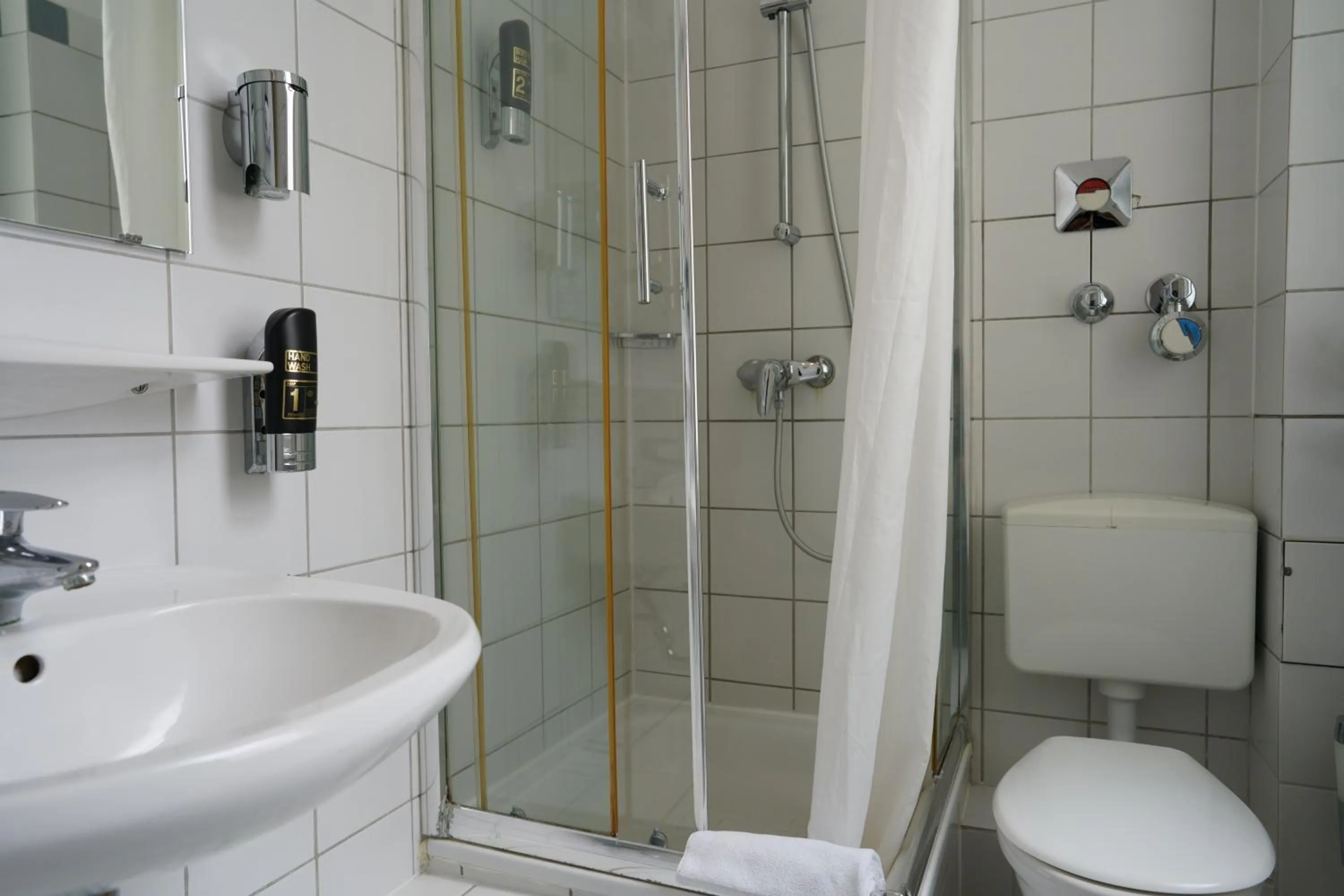 Bathroom in Hotel Ambert