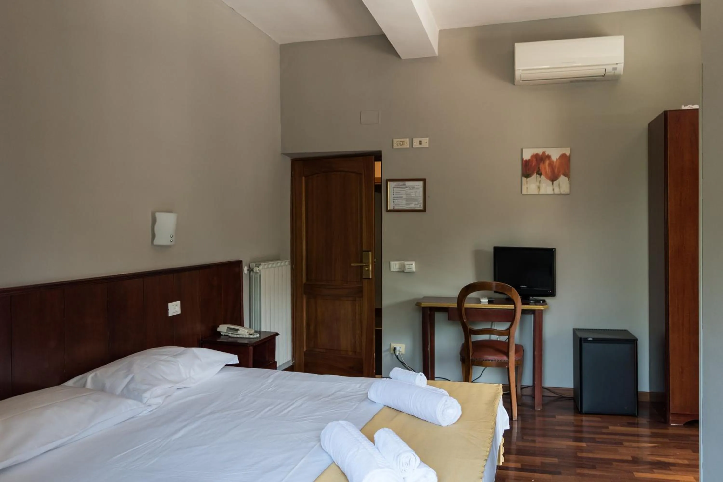 Communal lounge/ TV room, Bed in Antica Terrazza Frascati