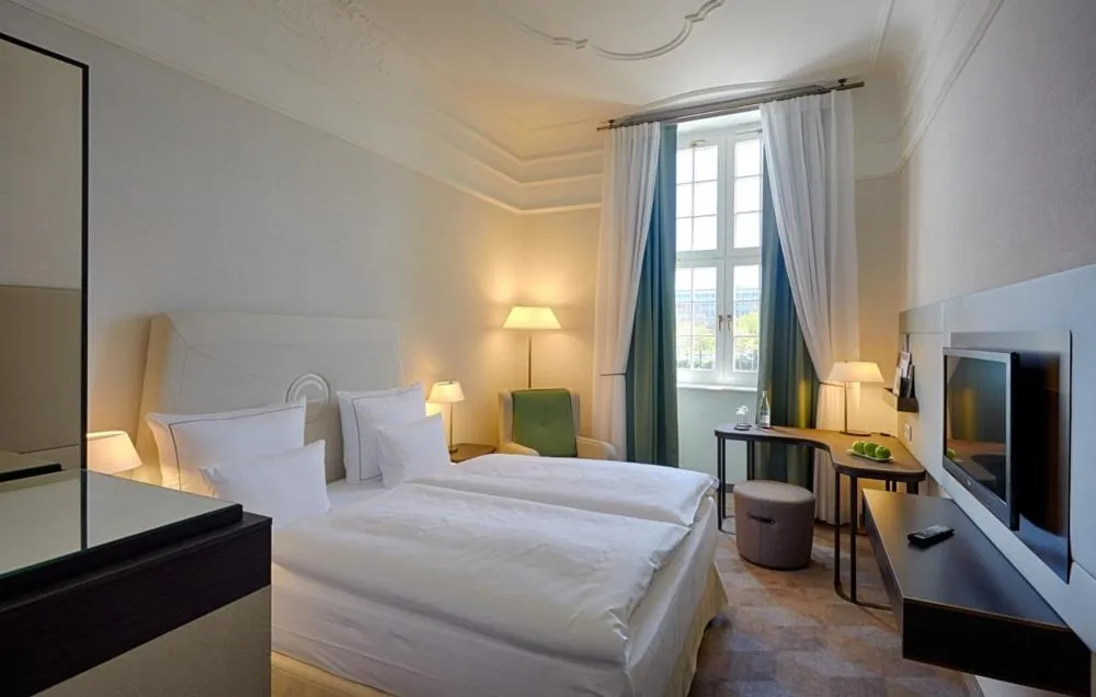 Bed in Gewandhaus Dresden, Autograph Collection