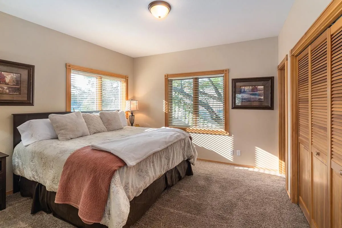 Bed in THE INN Bigfork Bay