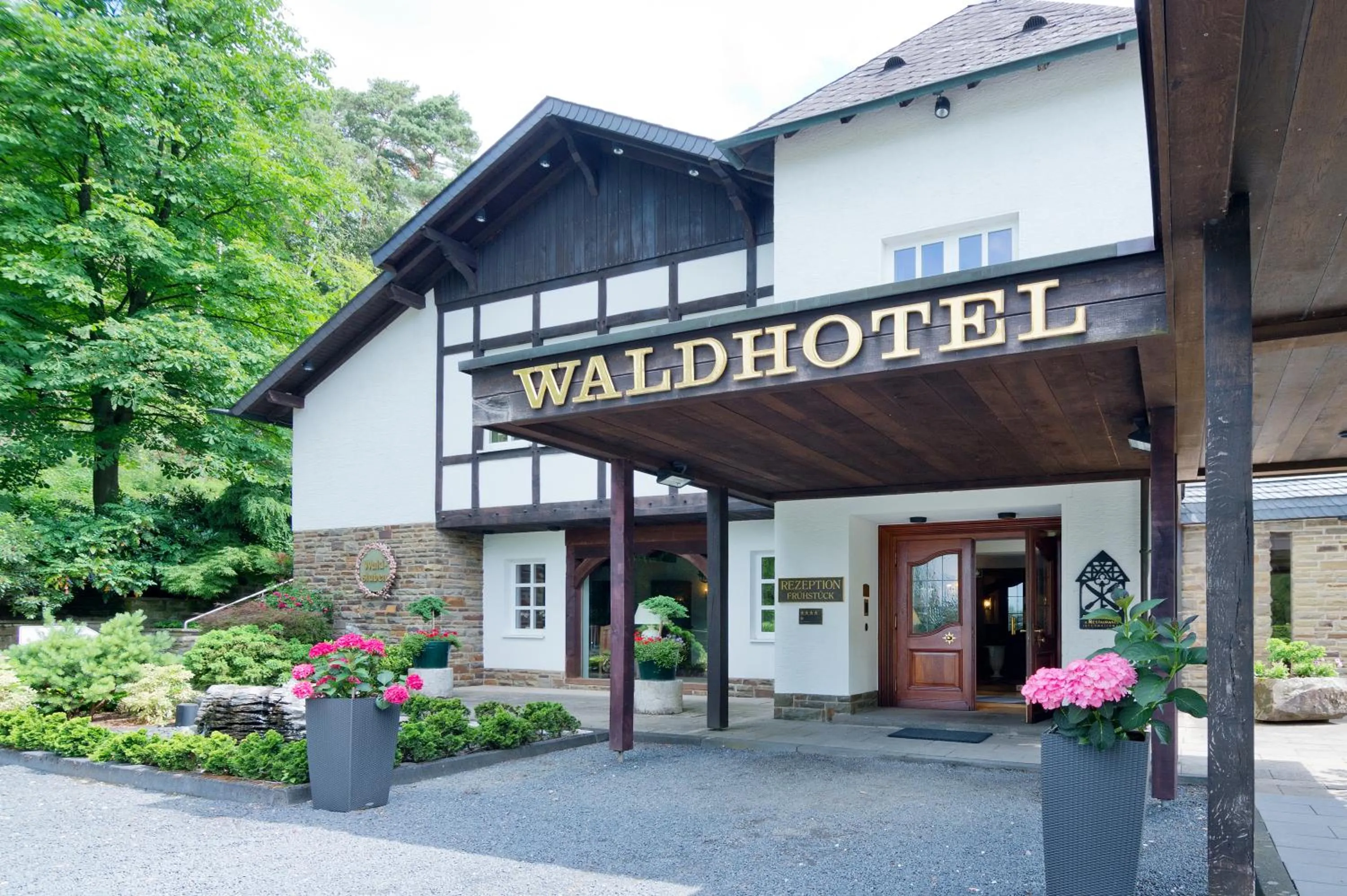 Facade/entrance in Romantik Waldhotel Mangold