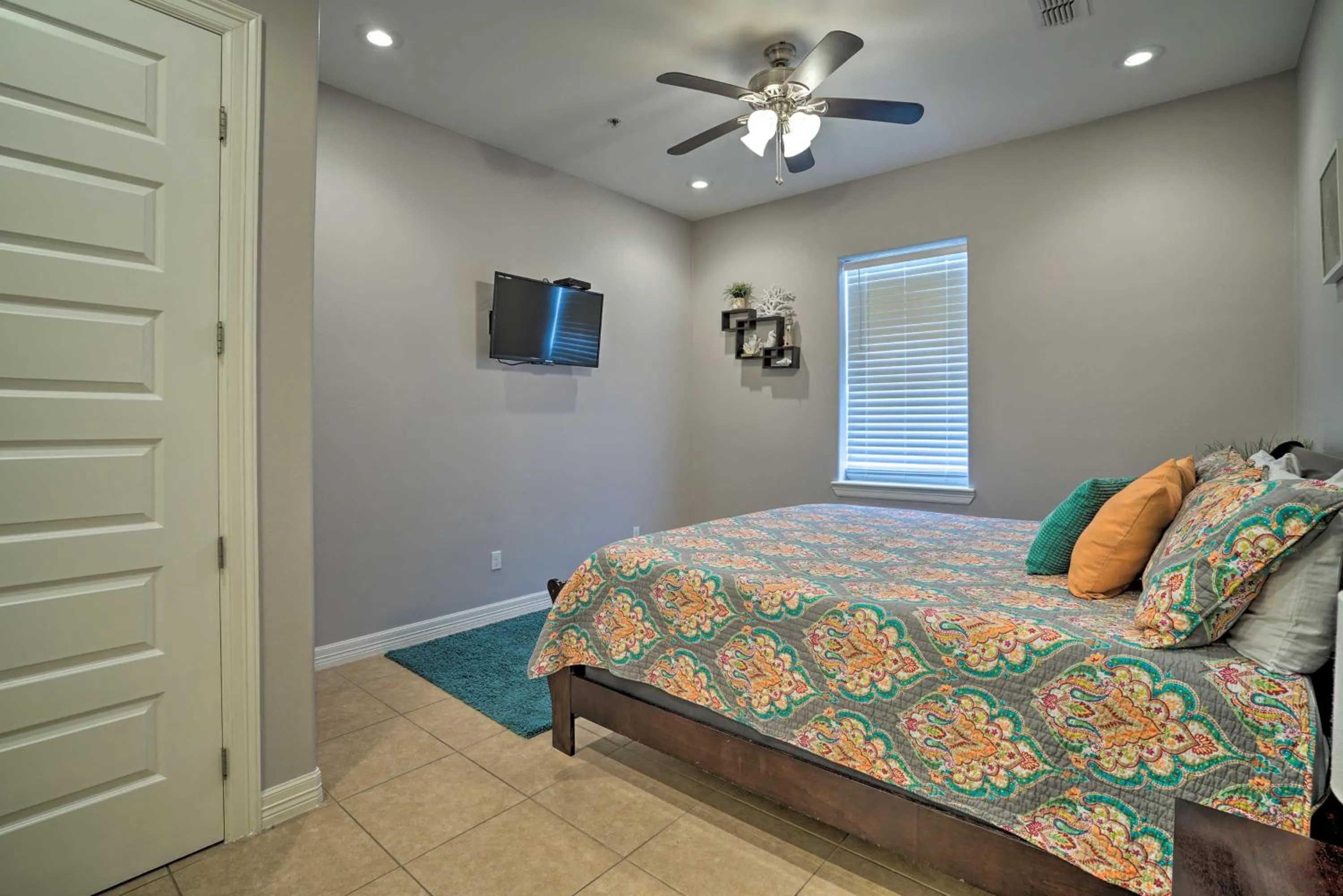 Bed in Updated Fiesta Isles Condo with Bay Views and Pool!