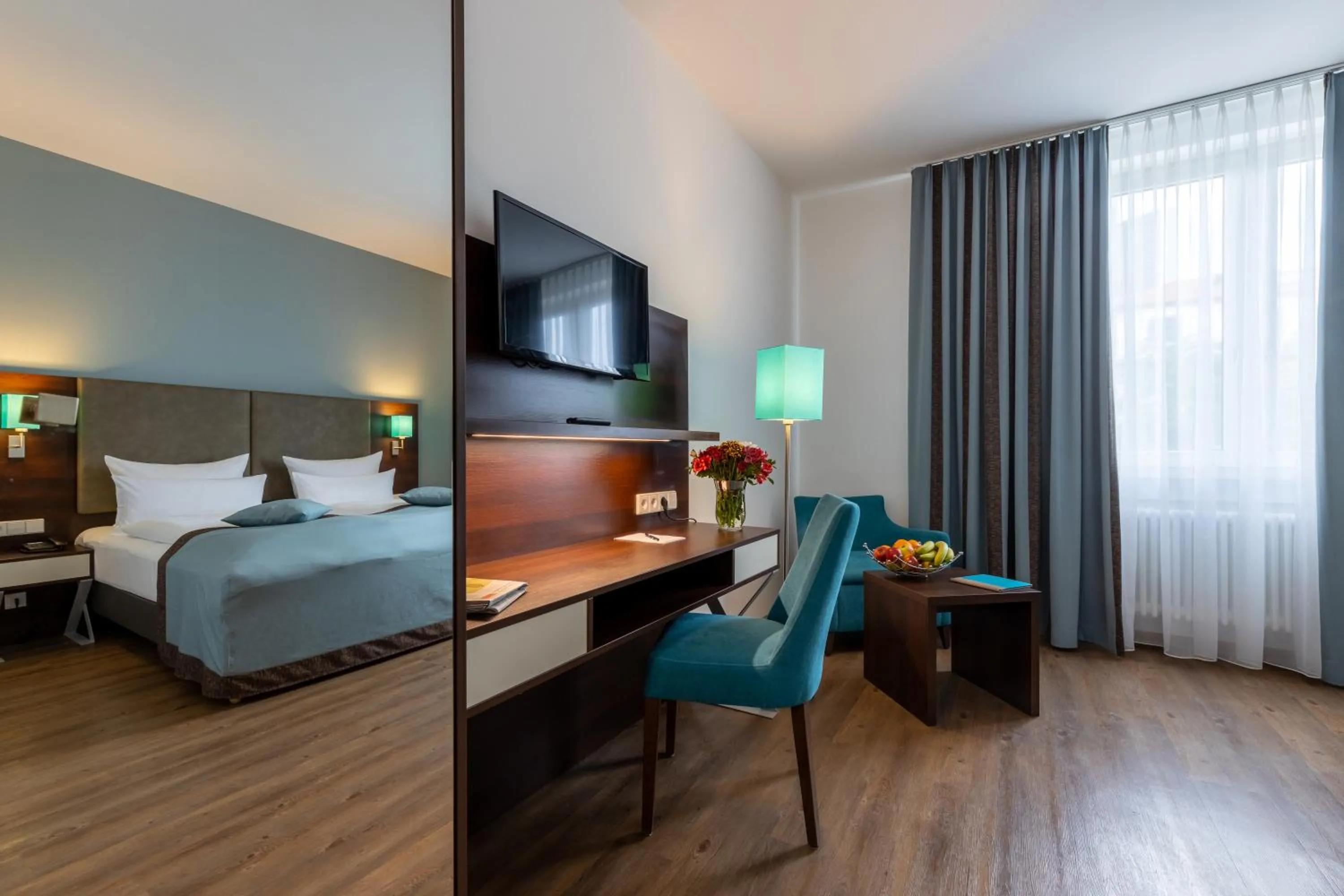 Communal lounge/ TV room, Bed in Trip Inn Hotel Messe Westend